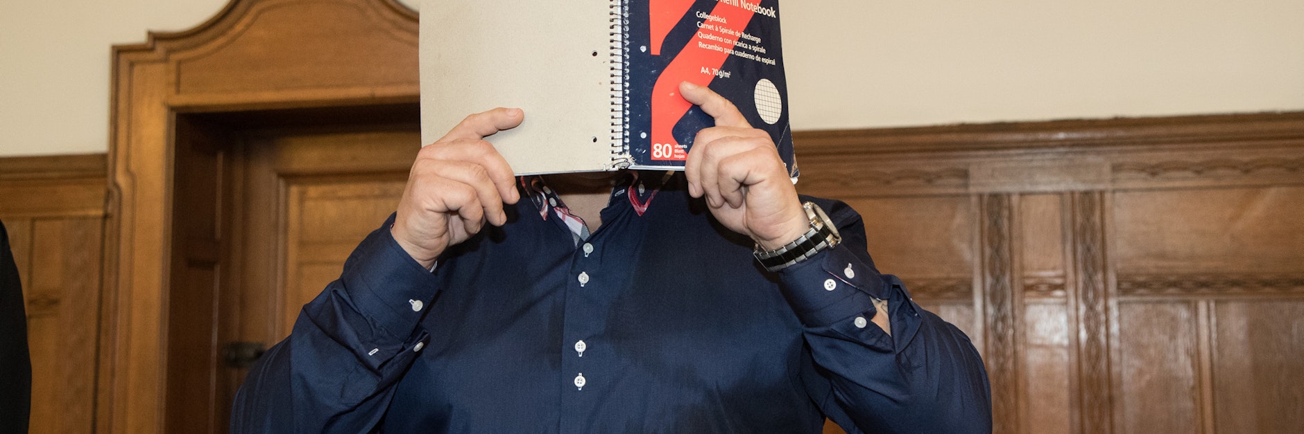 Der Justizvollzugsbeamte  musste sich am Dienstag vor Gericht die Anklage anhören.