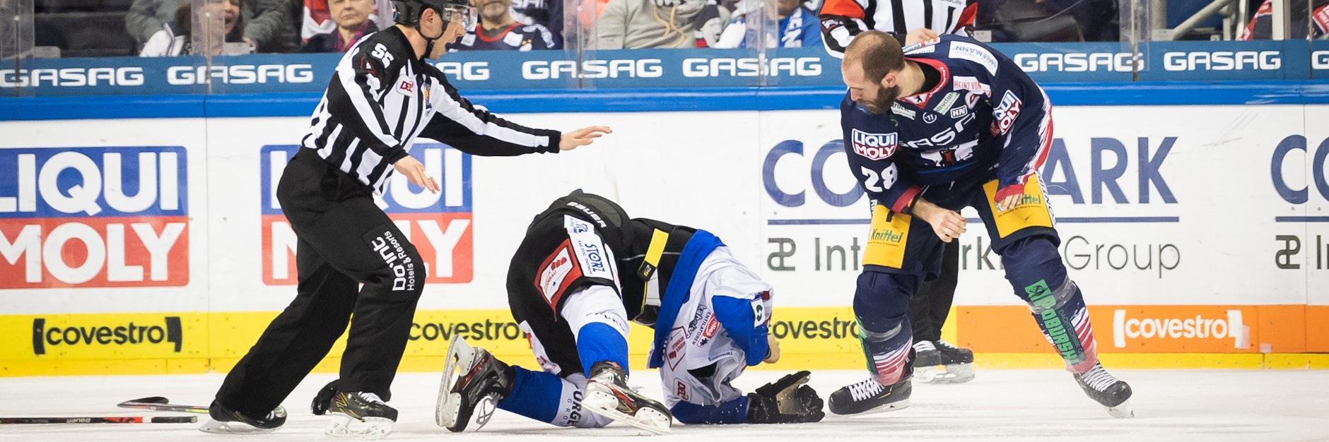 Eisbär LandonFerraro (r.) gewinnt auch dieses Nahkampf-Duell gegen Schwenningens Boaz Bassen.