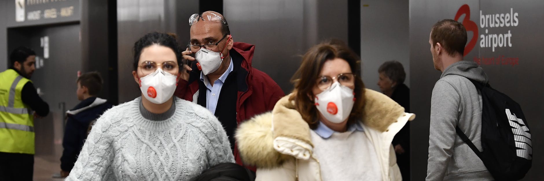 Brüssel: Passagiere tragen bei ihrer Ankunft am Flughafen Schutzmasken.