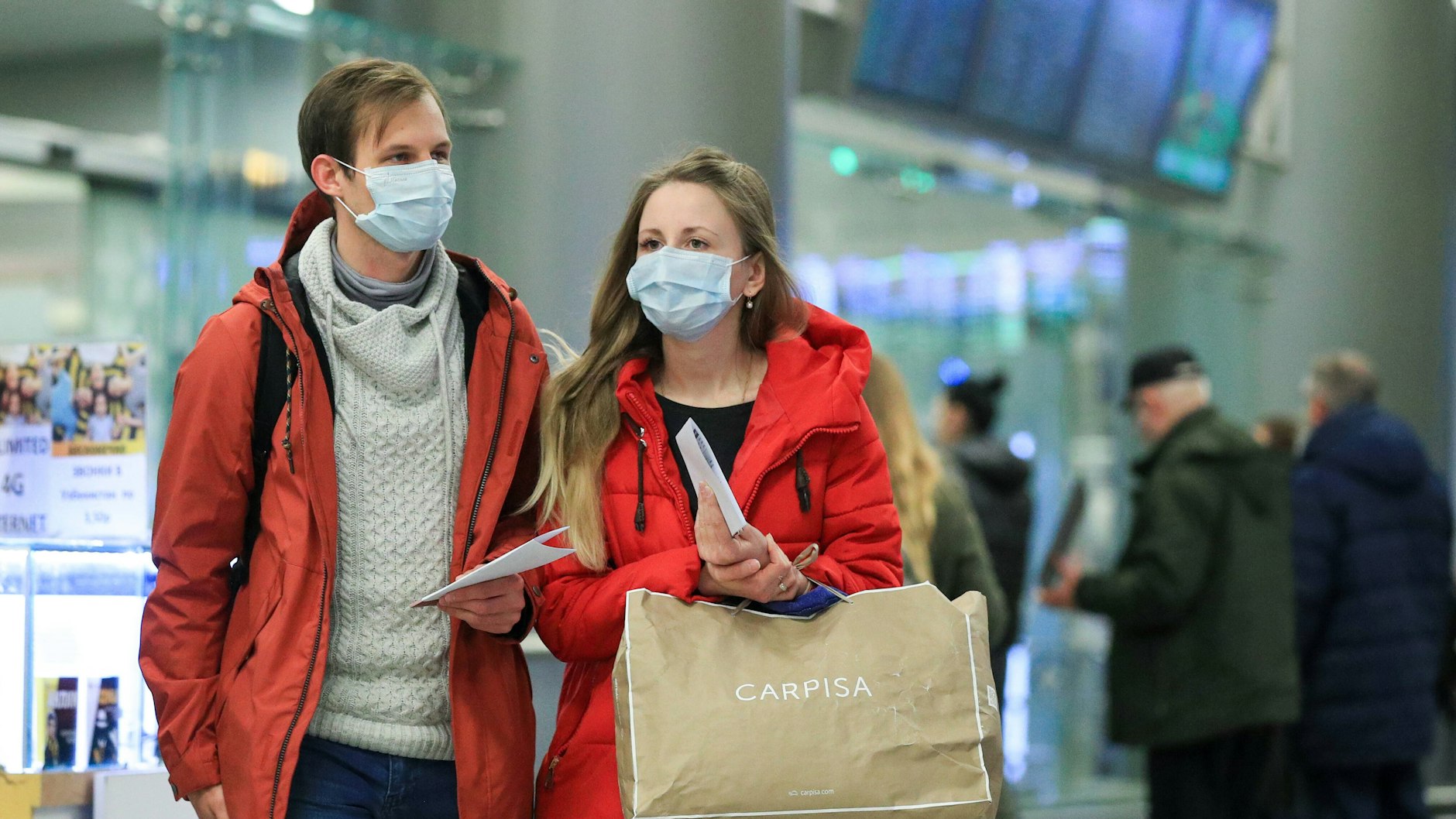 Vor dem Abflug: Hände waschen, nicht zu lange in der Warteschlange aufhalten. Für den Flug Mundschutz bereithalten - wenigstens als psychologische Hilfe. Sitz und Armlehen mit Desinfektionsmittel abwischen.