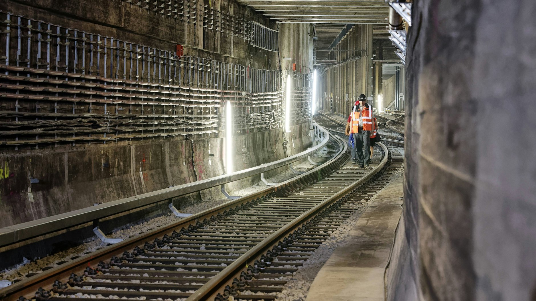 Unter der Rathausstraße in Mitte erstreckt sich der Tunnel der U5. Viele unterirdische Anlagen müssten erneuert werden.