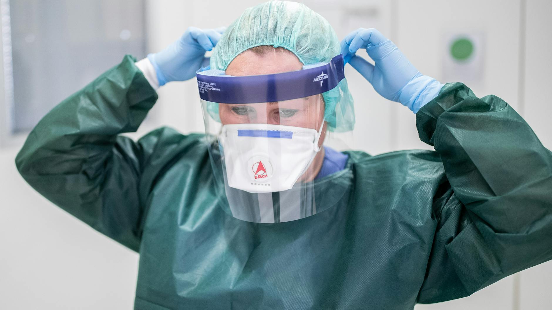 Vorbildlich: Die Stationsleiterin auf der Infektionsstation der Uniklinik Essen in Schutzkleidung und mit Atemmaske sowie Gesichtsschutz. 