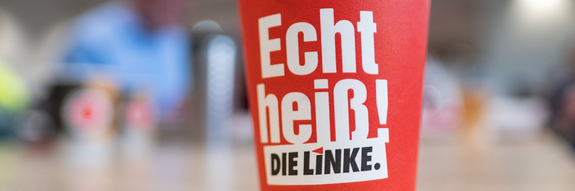 Ein Kaffeebecher mit dem Logo der Linken