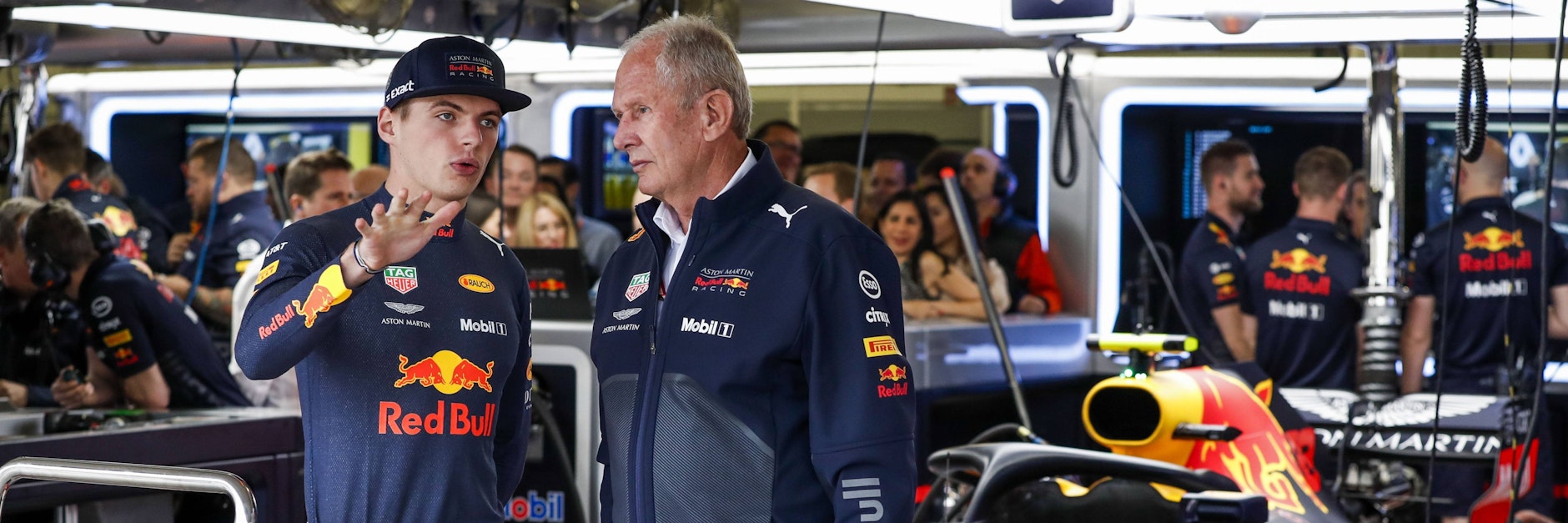 Max Verstappen im Gespräch mit Rennstallberater Dr. Helmut Marko (r). Über Corona ging es garantiert nicht in diesem Talk.&nbsp;