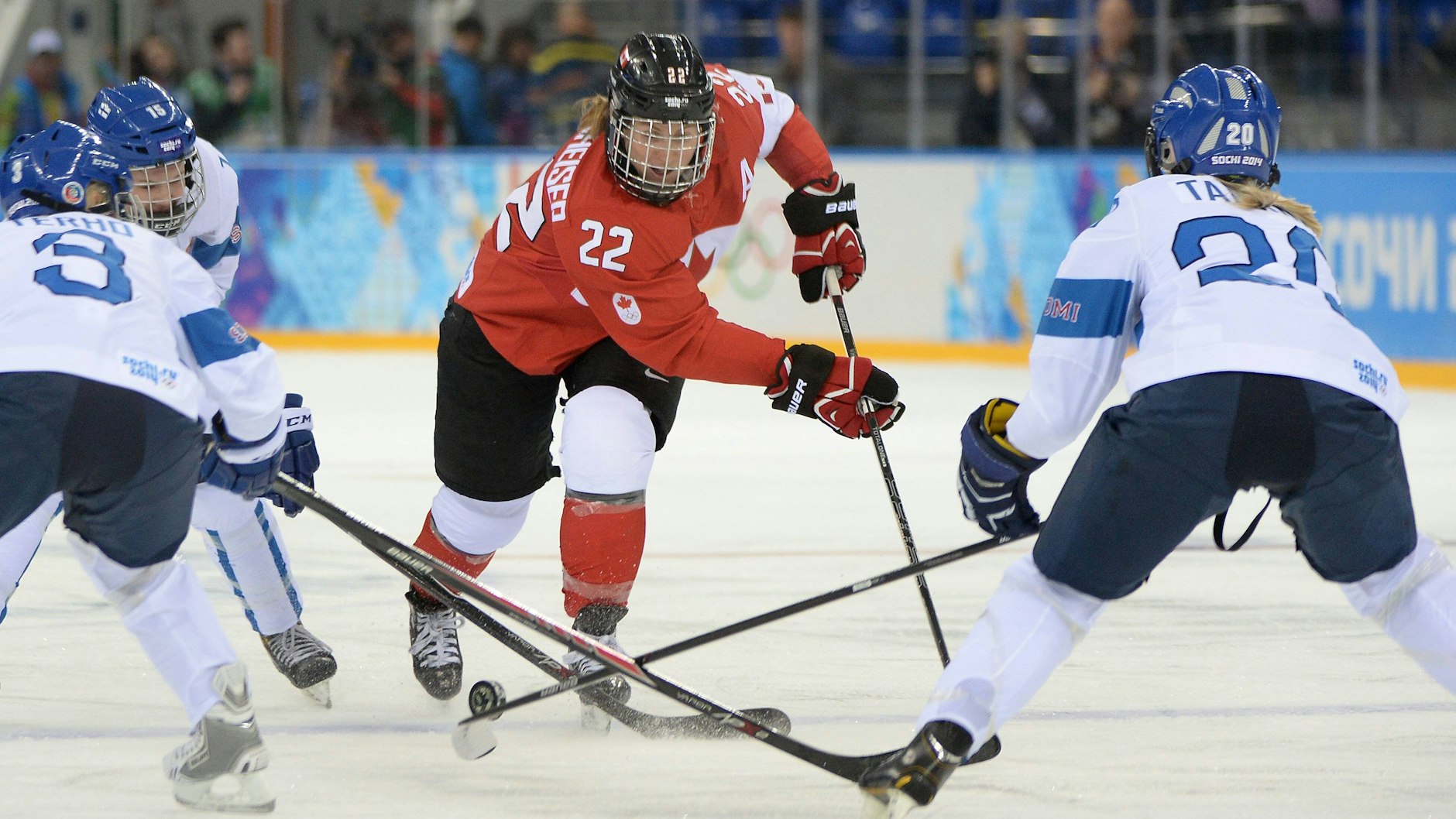 Hayley Wickenheiser setzt sich nicht nur gegen diese finnischen Verteidigerinnen durch.