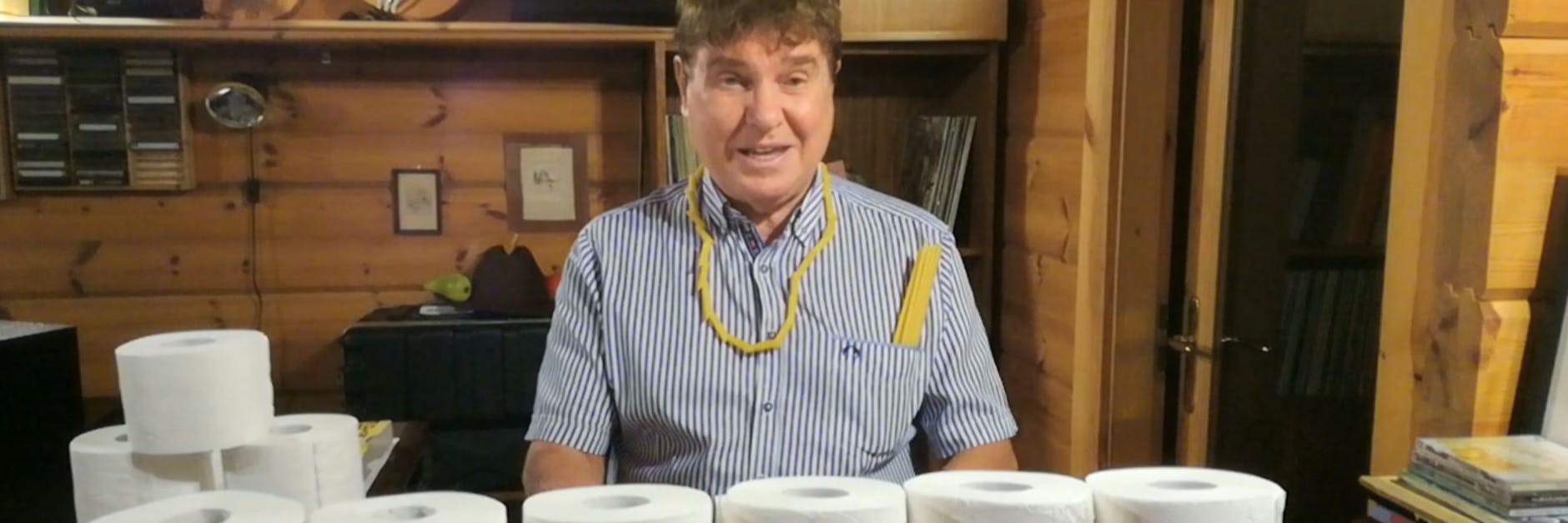 Darfs ein bisschen mehr sein? Im Video zur neuen Single umgibt sich Frank Schöbel mit den Raritäten dieser Tage.