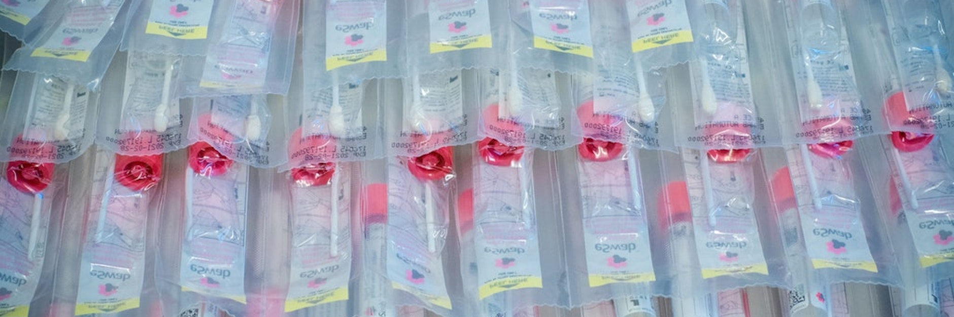 Testsets mit Abstrichstäbchen: Zuerst fehlten in den Laboren die Geräte für den Corona-Nachweis, jetzt mangelt es an Reagenzien. Bald werden auch die aufgestockten Kapazitäten nicht mehr reichen.