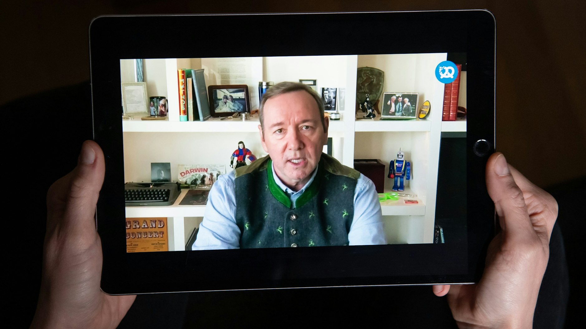 So war Kevin Spacey in seiner Video-ansprache zu sehen - in Bayerischer Tracht, da er sich München und dem Oktoberfest so verbunden fühlt.