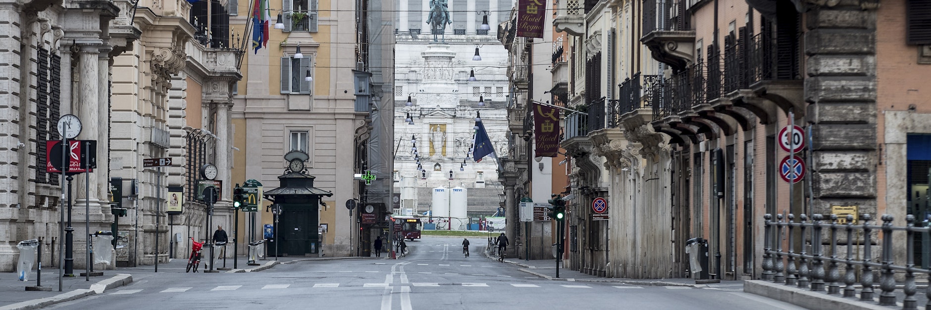 Leere im sonst so trubeligen Rom. Die Straße, die auf den "Altar des Vaterlandes" zuführt, ist verwaist.