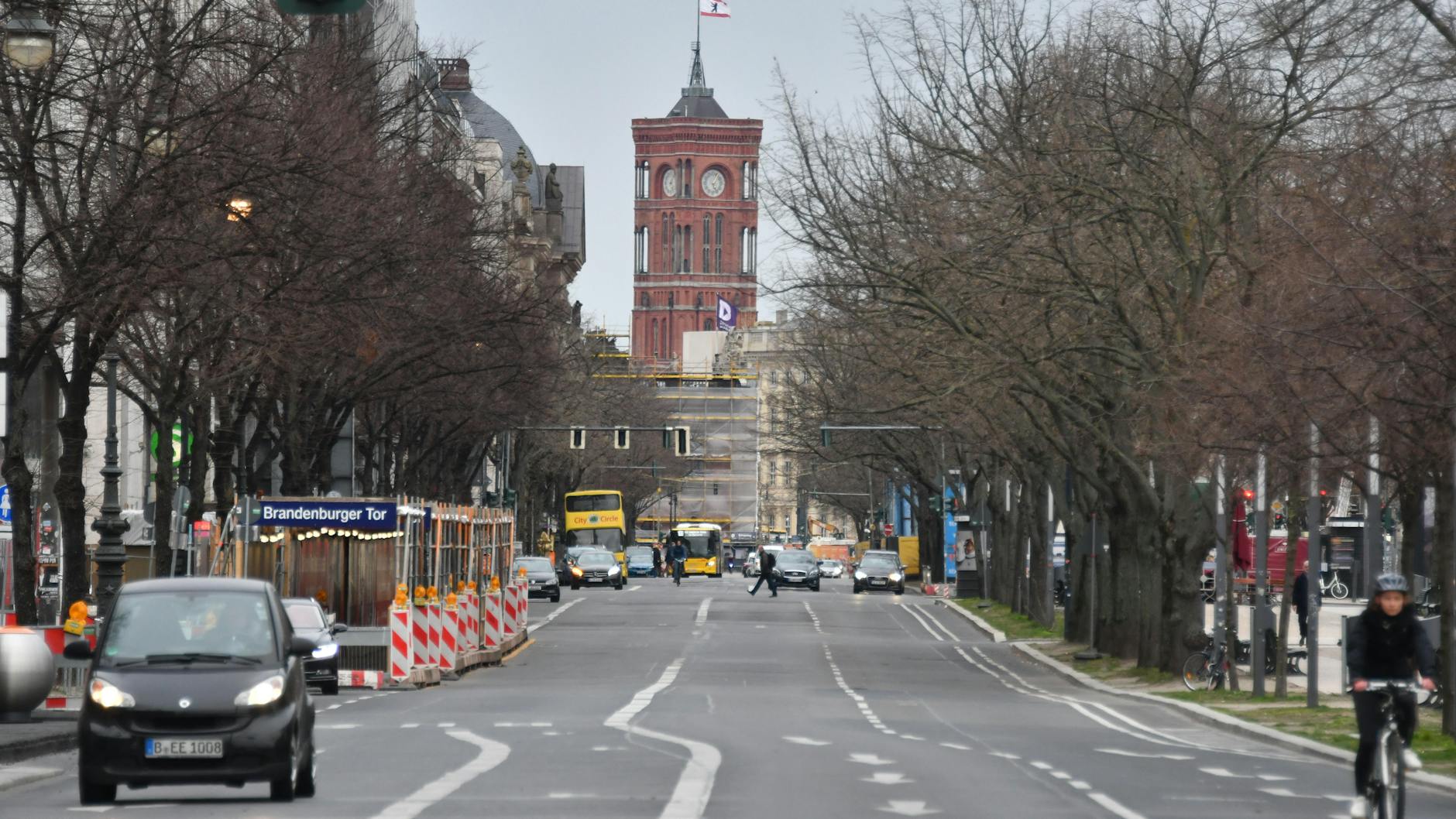 Unter den Linden im Zeichen der Coronakrise: Wo sich bis vor kurzem Fahrzeuge drängten, sind die Fahrbahnen fast leer.