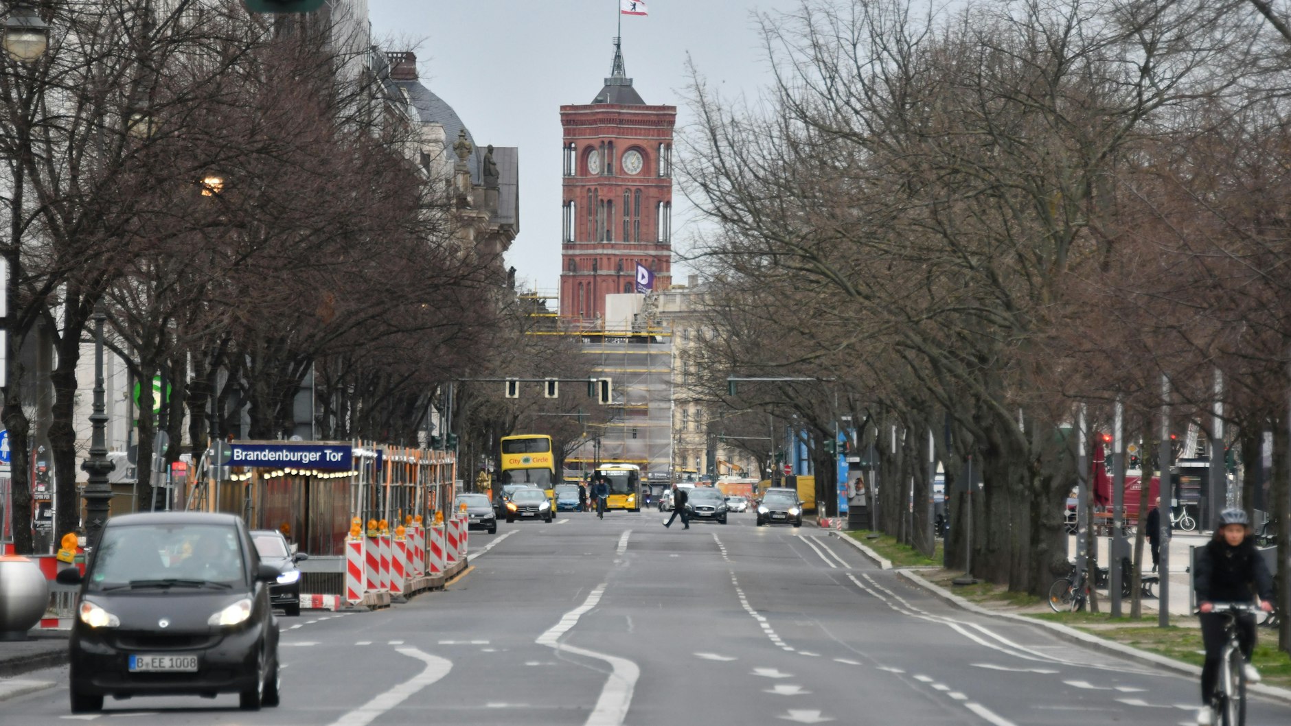 Unter den Linden im Zeichen der Coronakrise: Wo sich bis vor kurzem Fahrzeuge drängten, sind die Fahrbahnen fast leer.