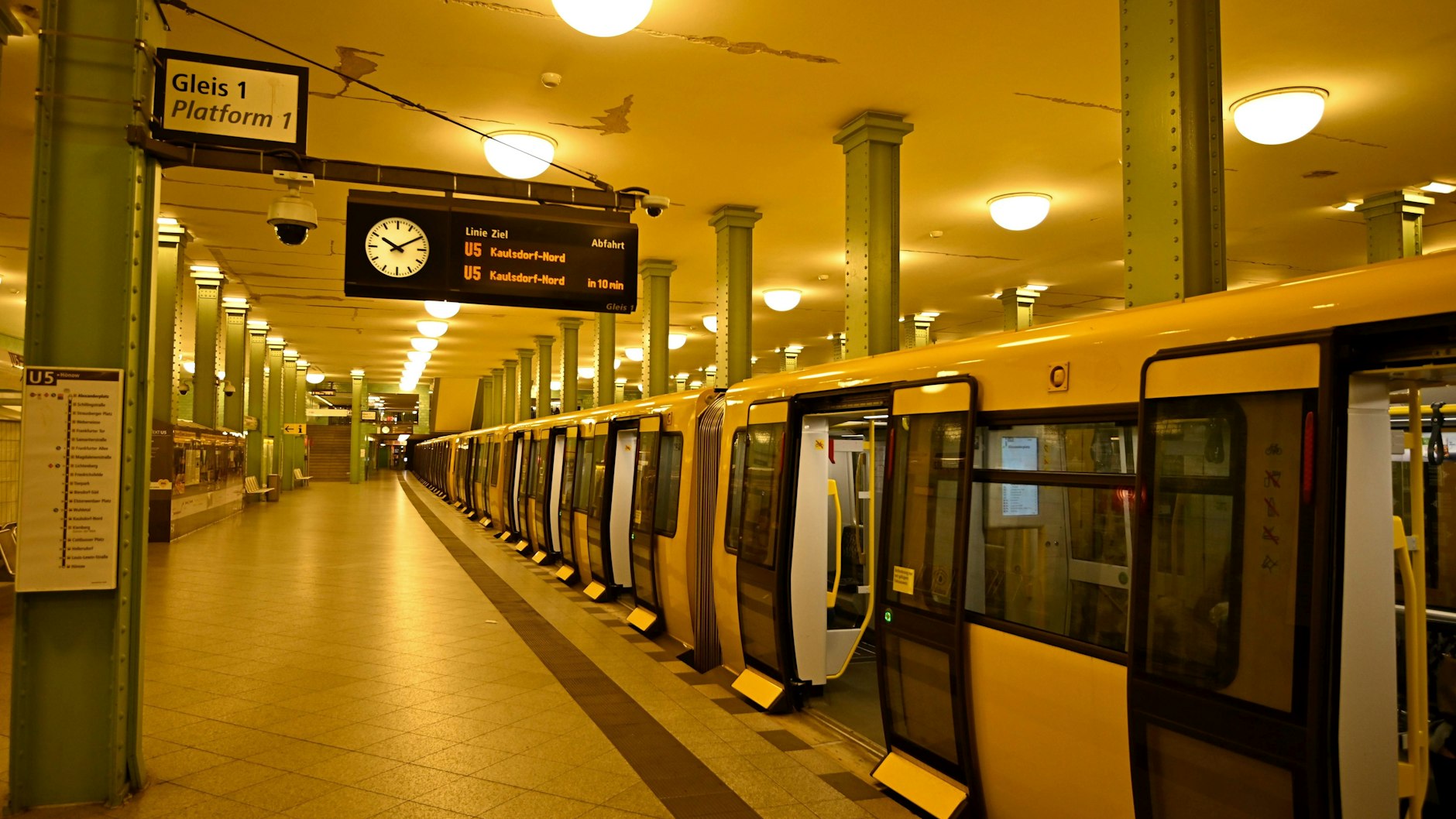 Wer findet den Fahrgast? Ein Zug der U-Bahn-Linie U5 im Alexanderplatz. Normalerweise herrscht hier rund um die Uhr Gedränge.