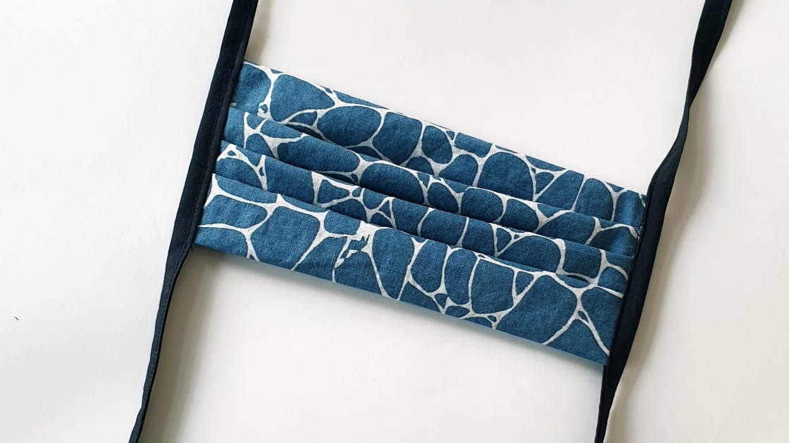 Auf der anderen Seite näht man das Schrägband auf die selbe Art an. 