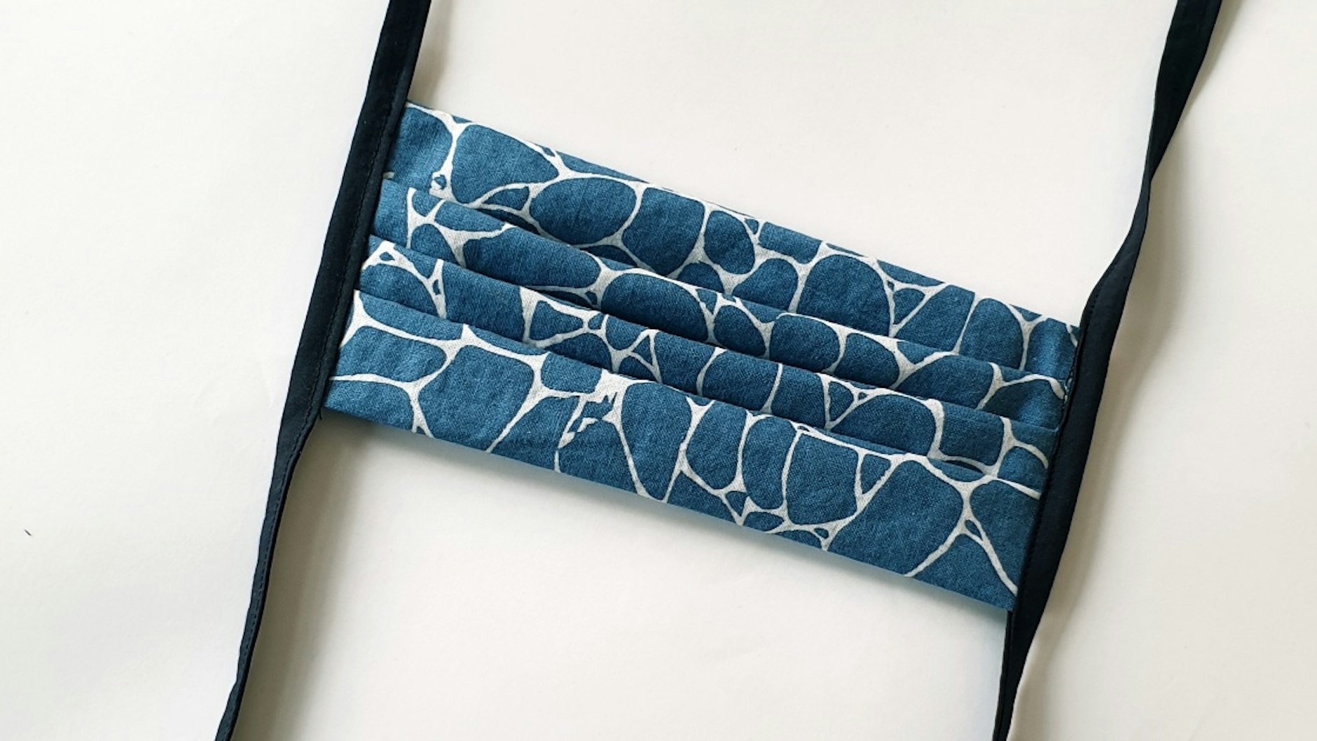 Auf der anderen Seite näht man das Schrägband auf die selbe Art an. <br>