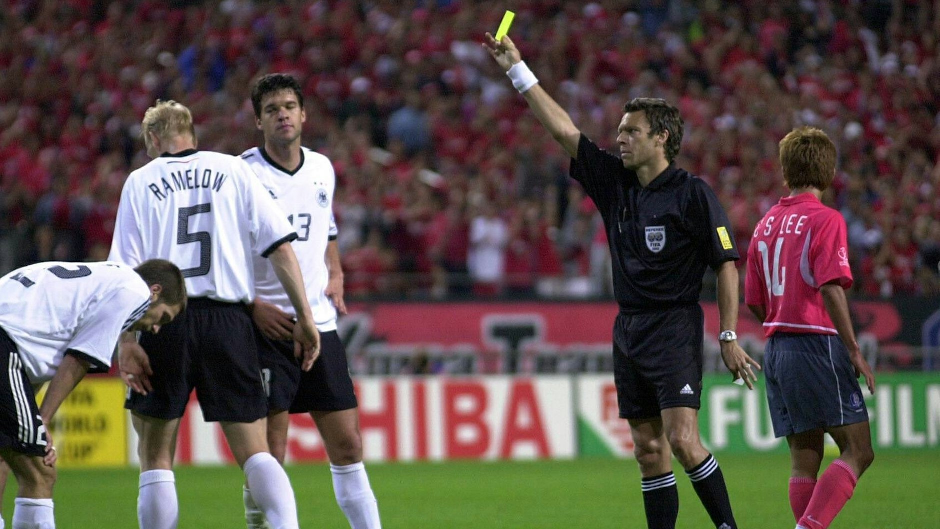 WM-Halbfinale 2002 gegen Südkorea: Schiedsrichter Urs Meier zeigt Michael Ballack Gelb. Der weiß genau, was das bedeutet.