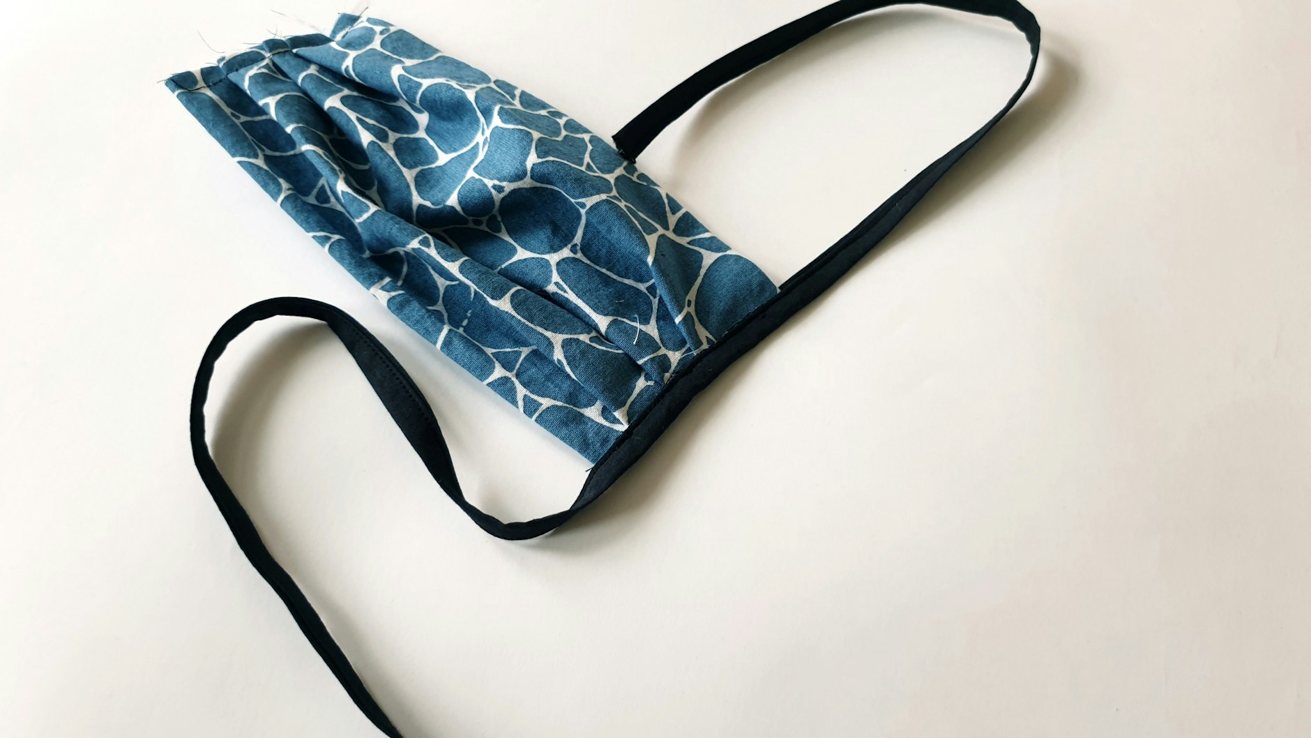 Nun wir das 75cm-lange Stück Schrägband zusammengeklappt zugenäht.