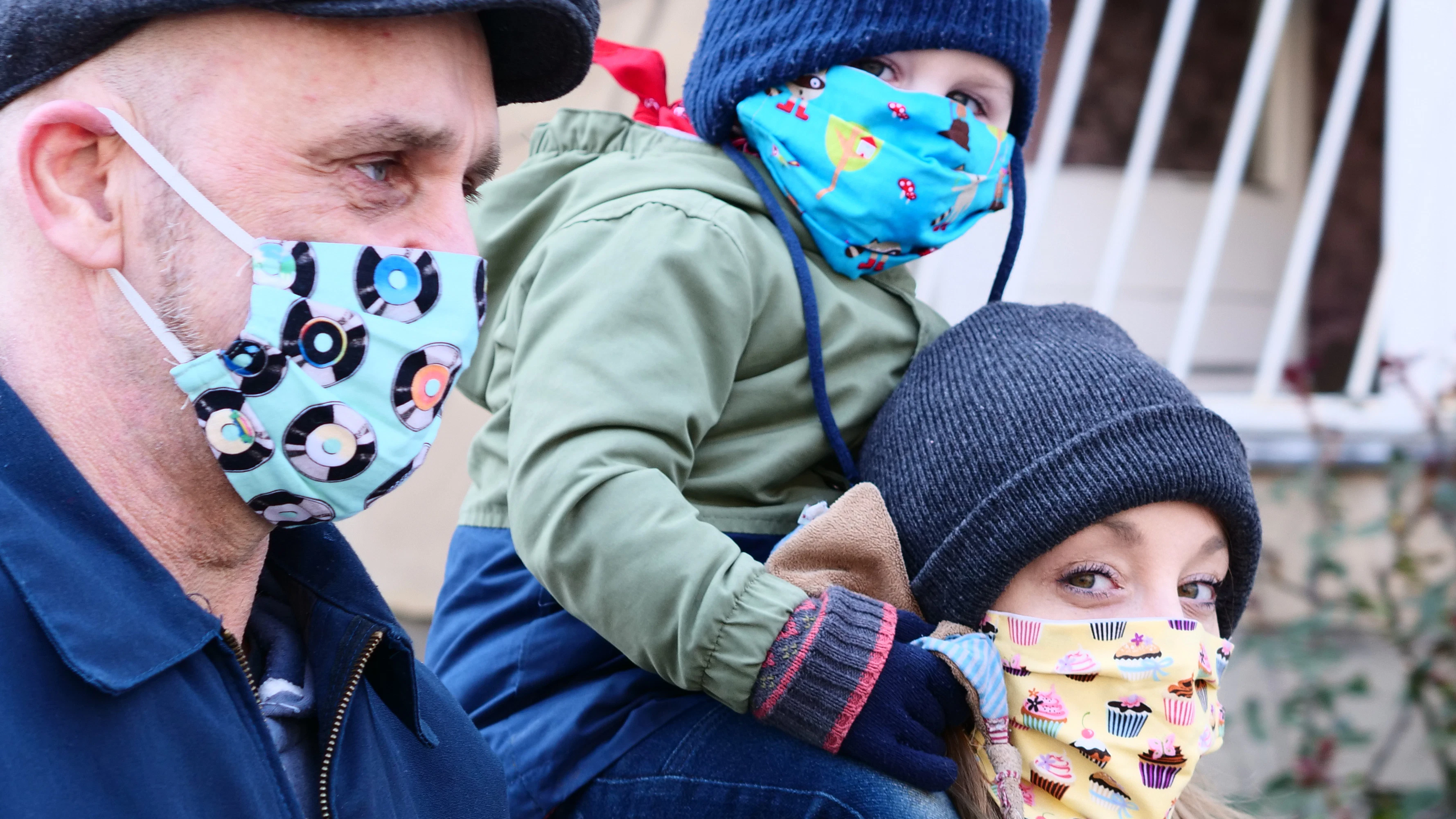 Eine Familie geht in Friedenau spazieren. Alle Familienmitglieder tragen dabei bunte Masken, als Schutz gegen das Coronavirus. Die Masken wurden von einer Freundin der Familie selbst genäht.&nbsp;