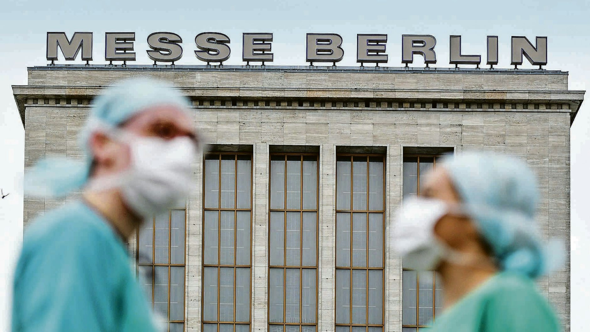 Schutzkittel und Masken werden am Messegelände bald alltäglich sein. Dieses Bild entstand allerdings zur Pflegekräftemesse.