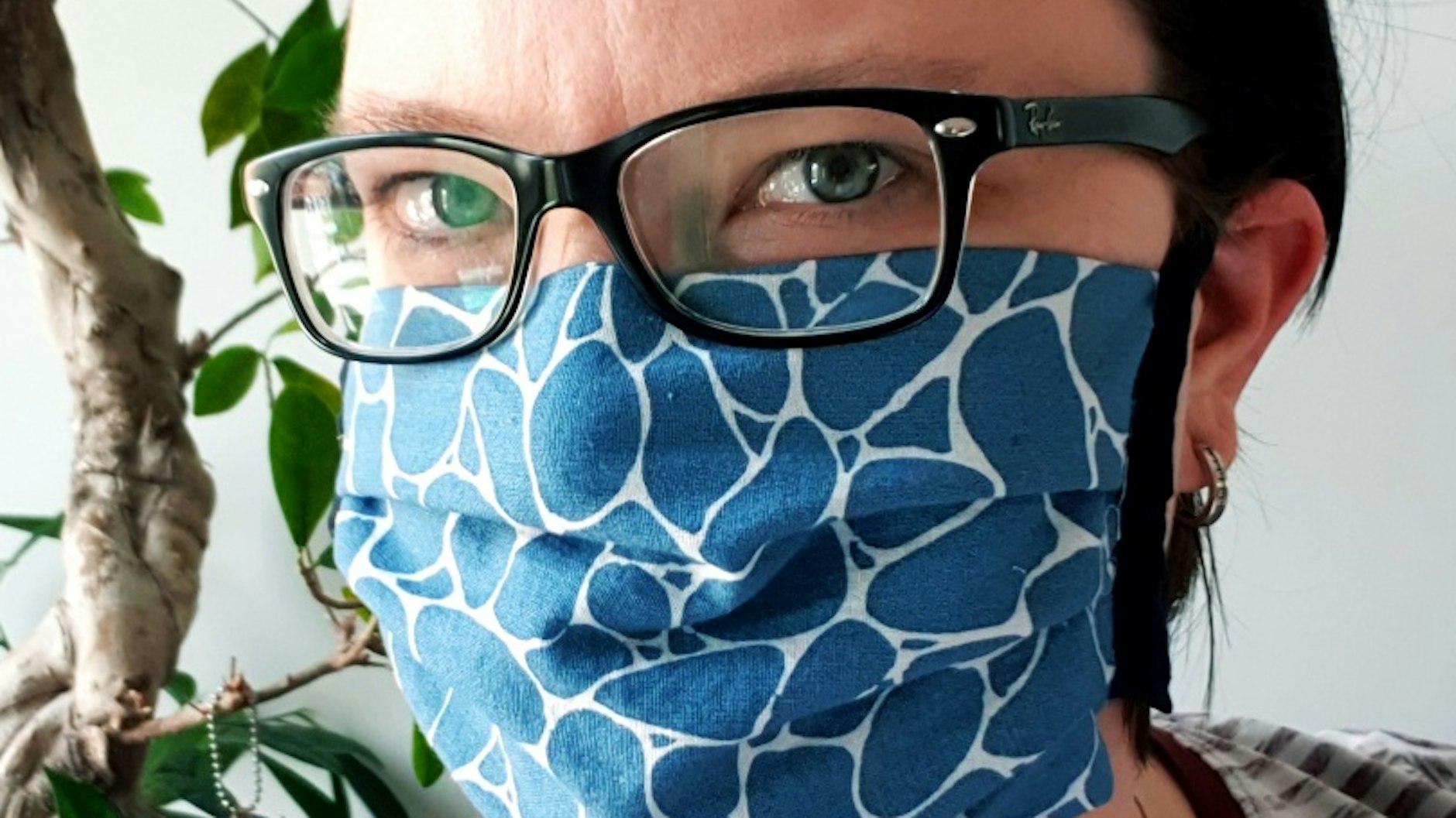 Schon ist die Mund-Nasen-Bedeckung fertig.<br>