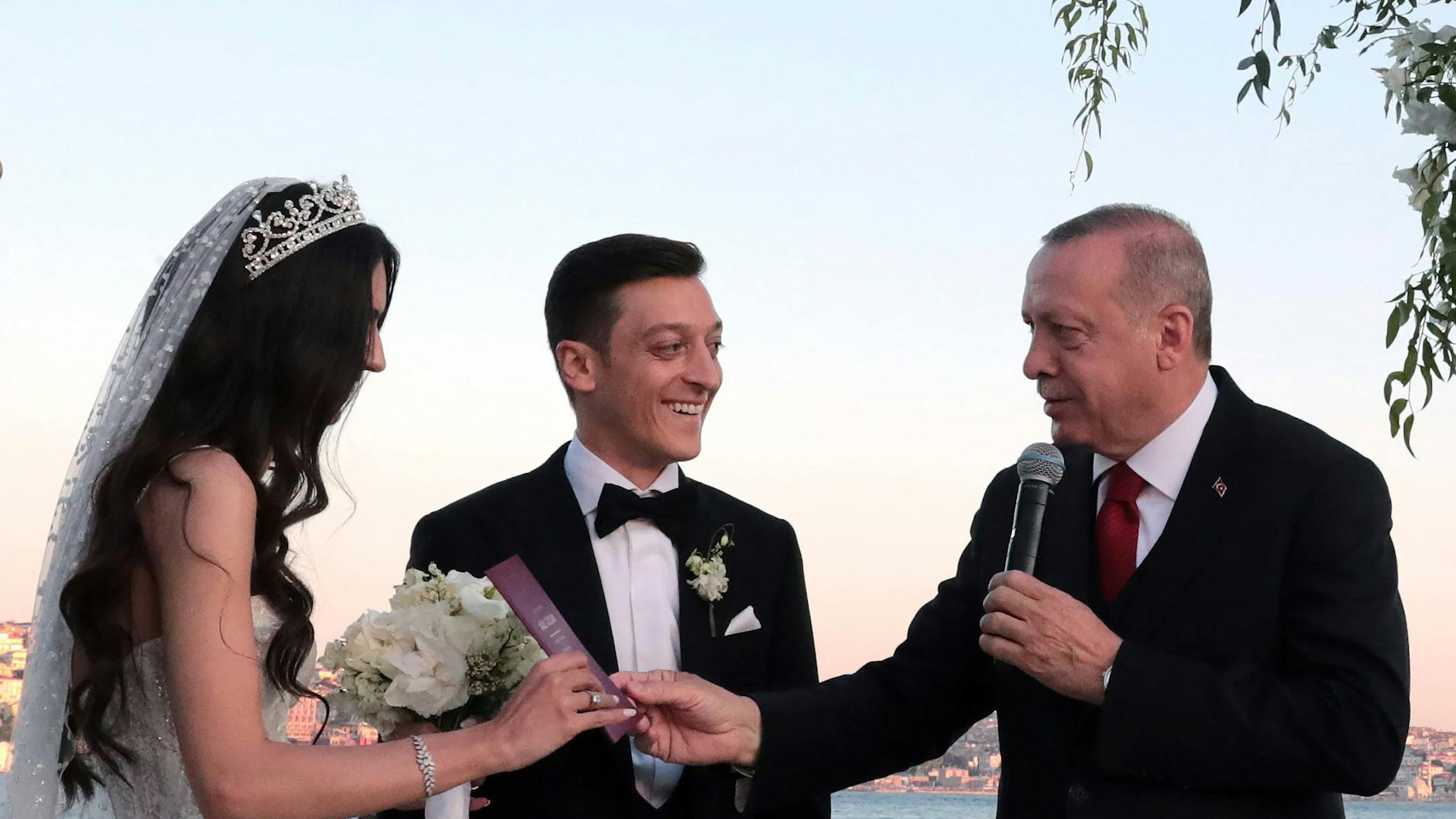Hochzeit bei den Özils: Der autokratisch regierende Präsident Recep Tayyip Erdogan ist Trauzeuge.