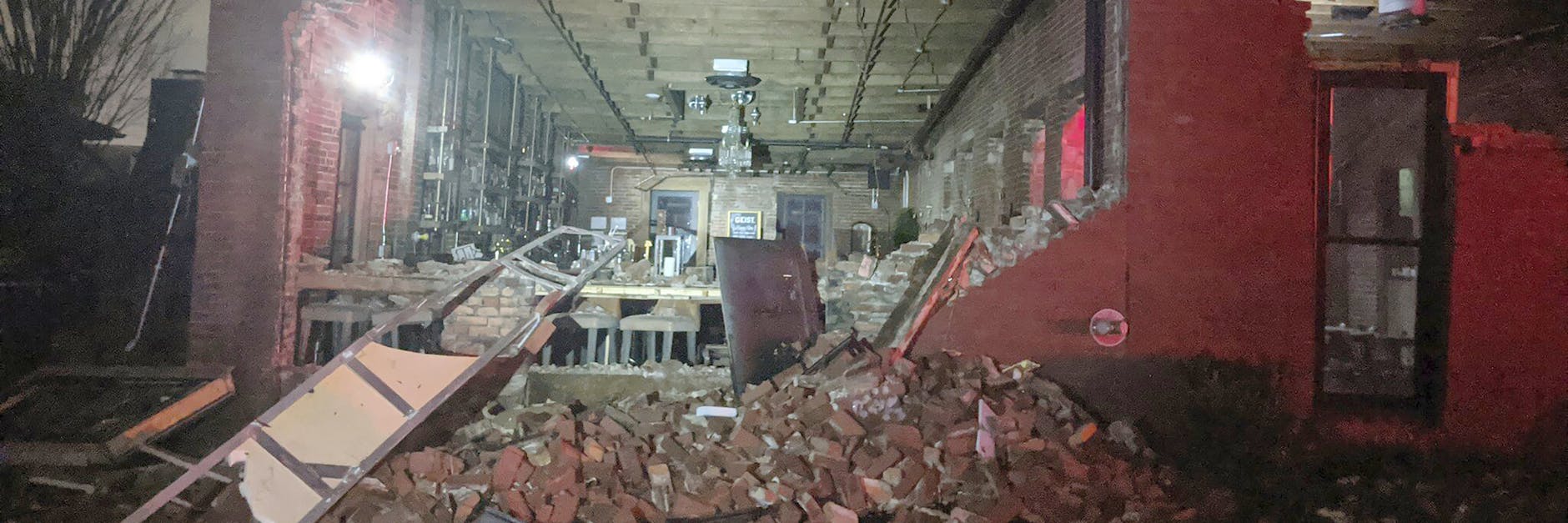 Der Tornado riss einfach die Wand aus diesem Restaurant in Nashvilles Innenstadt ein.