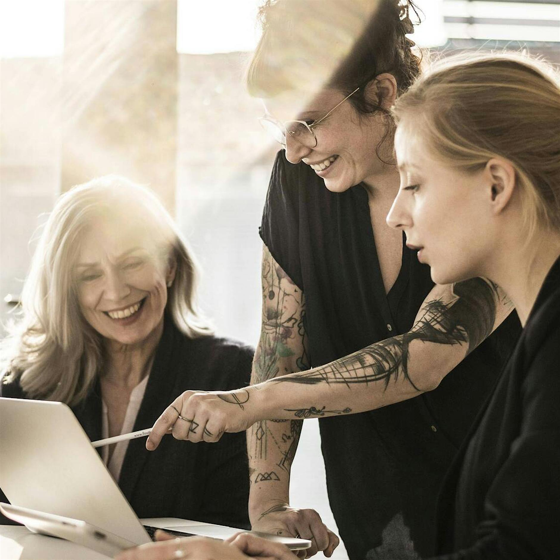 Tattoos im Job: Körperschmuck als Karrierekiller?