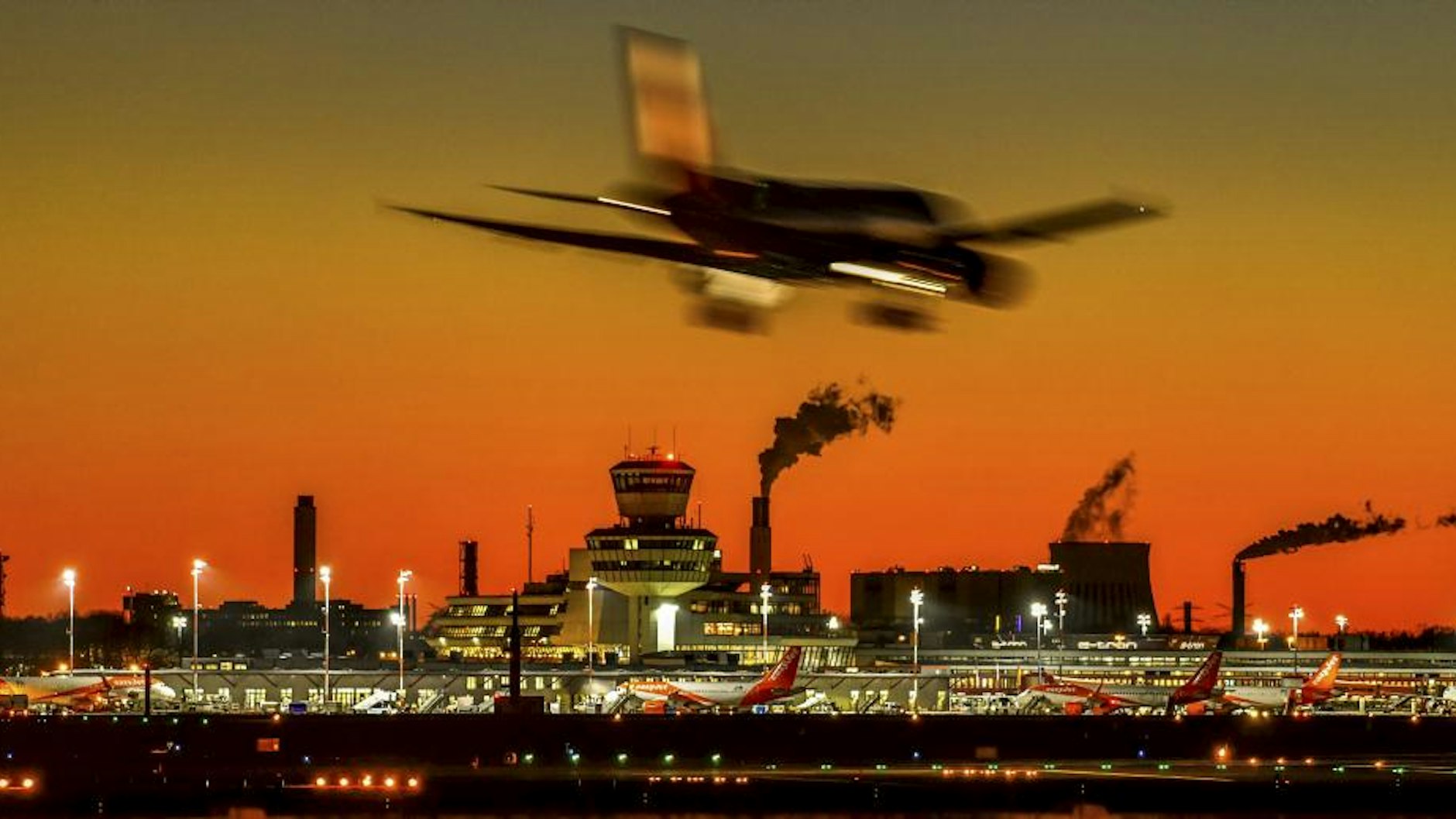 Der Flughafen Tegel zu später Stunde. Auch nachts darf hier geflogen werden - wenn auch mit Beschränkungen.