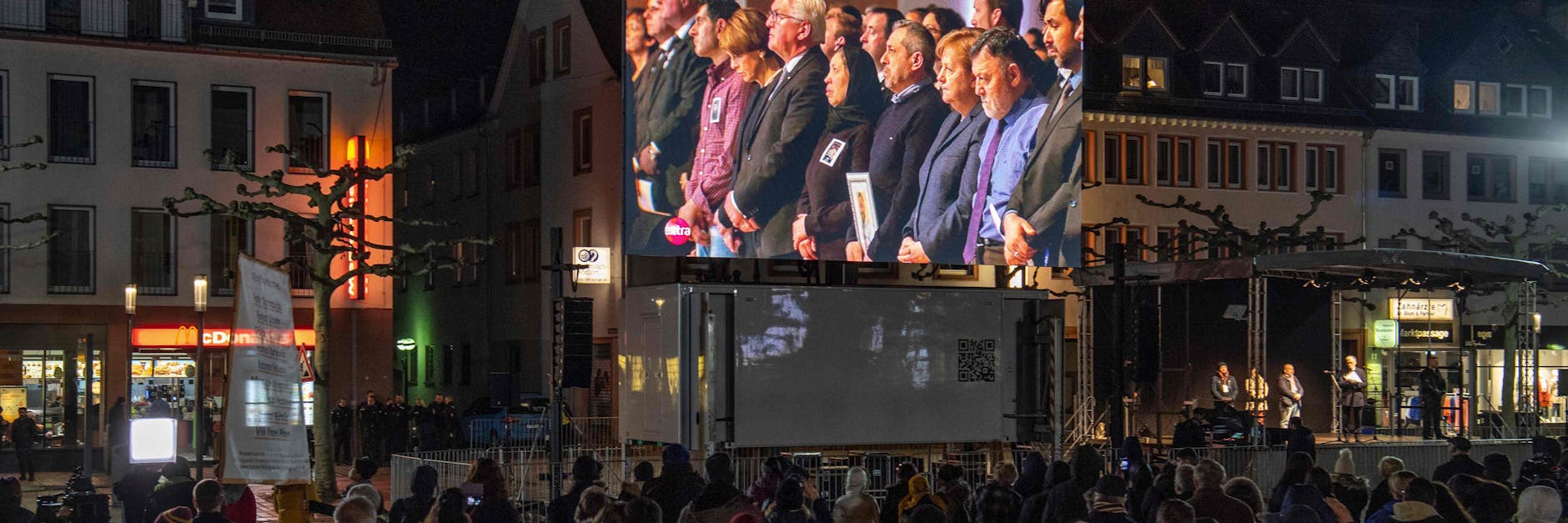 Viele Hanauer verfolgten auf dem Marktplatz die Übertragung der Trauerfeier.
