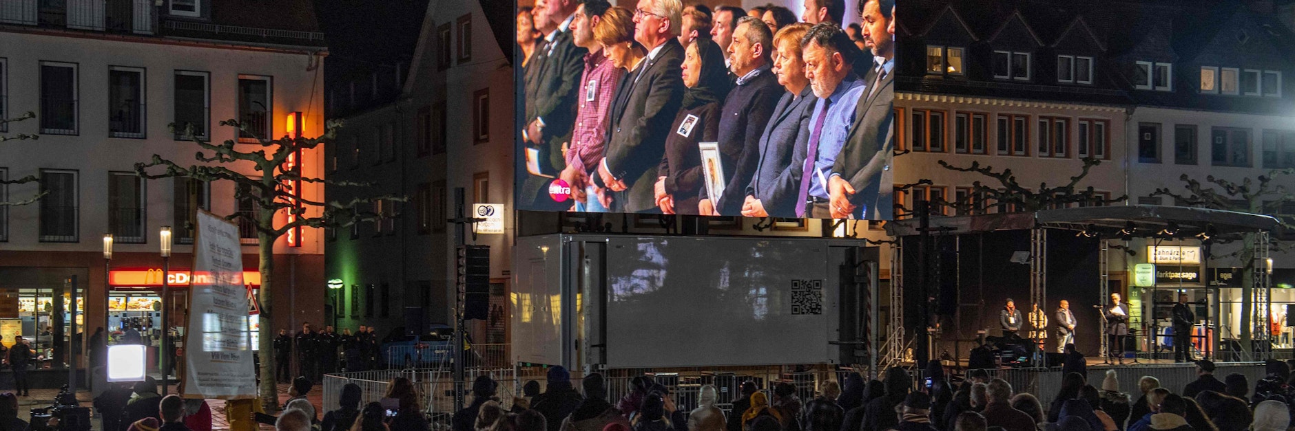Viele Hanauer  verfolgten  auf dem Marktplatz die &nbsp;Übertragung  der Trauerfeier.