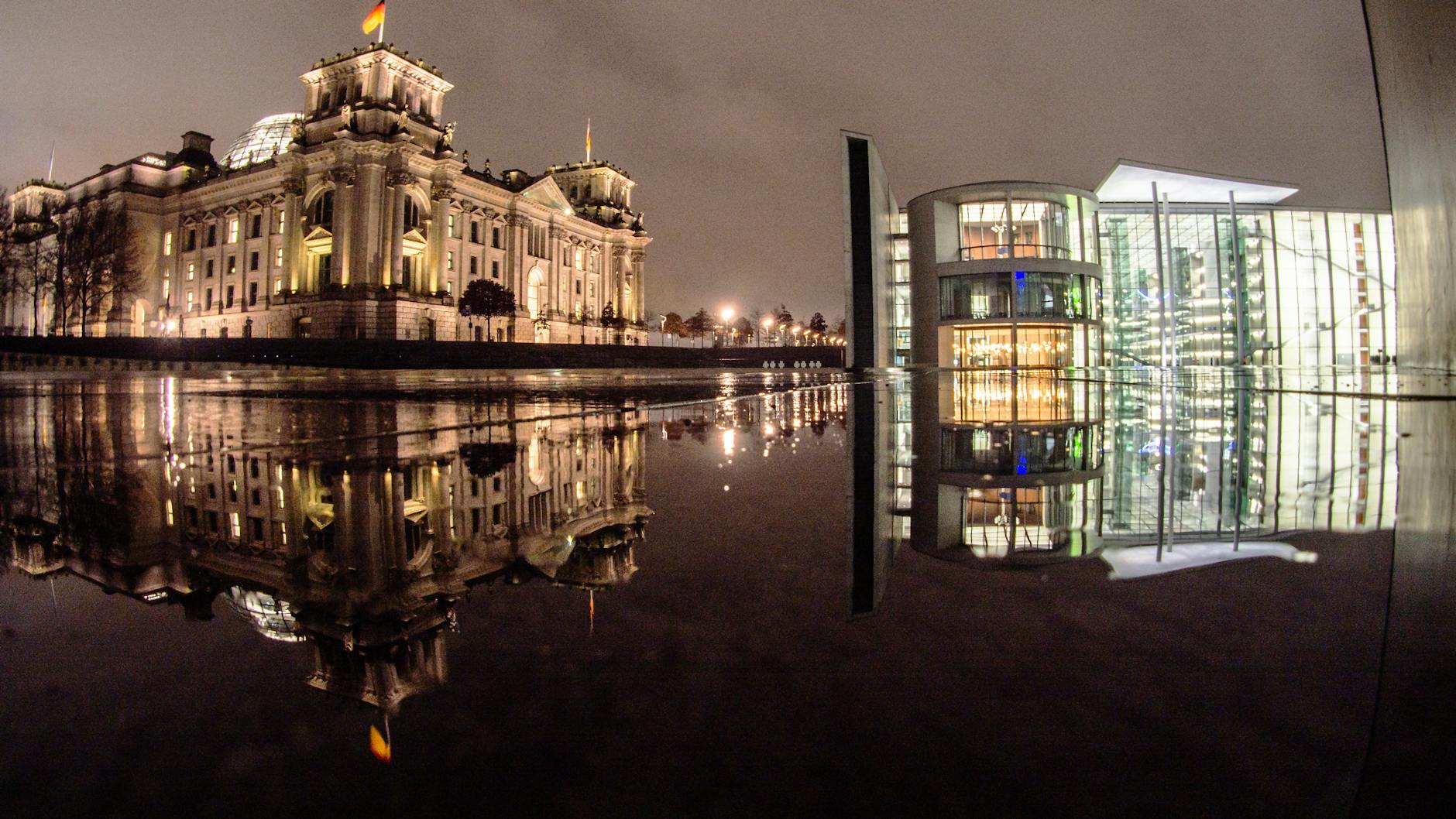 Der Reichstag und das Paul-Löbe-Haus spiegeln sich in der Spree.