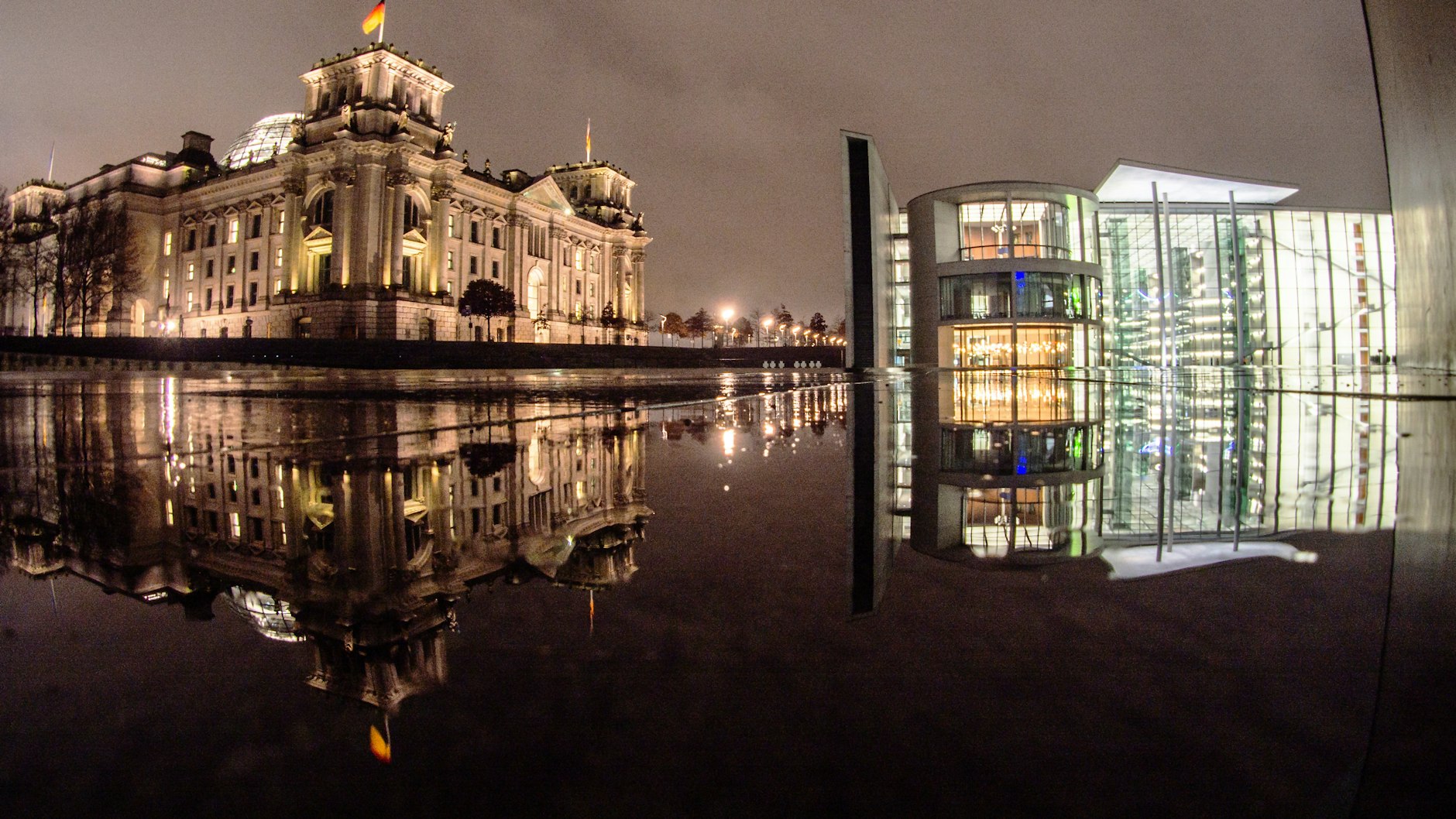 Der Reichstag und das Paul-Löbe-Haus spiegeln sich in der Spree.