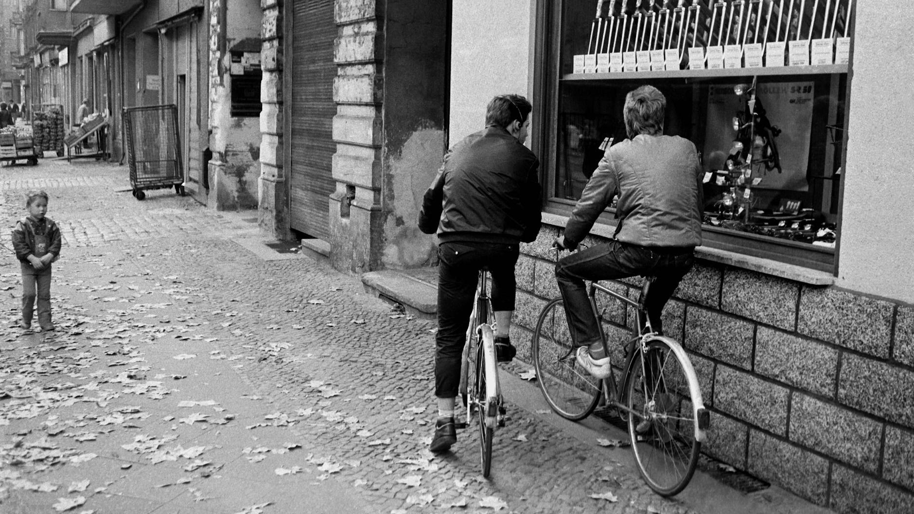 Ein Fahrradladen in der Kastanienallee, Prenzlauer Berg, 1986