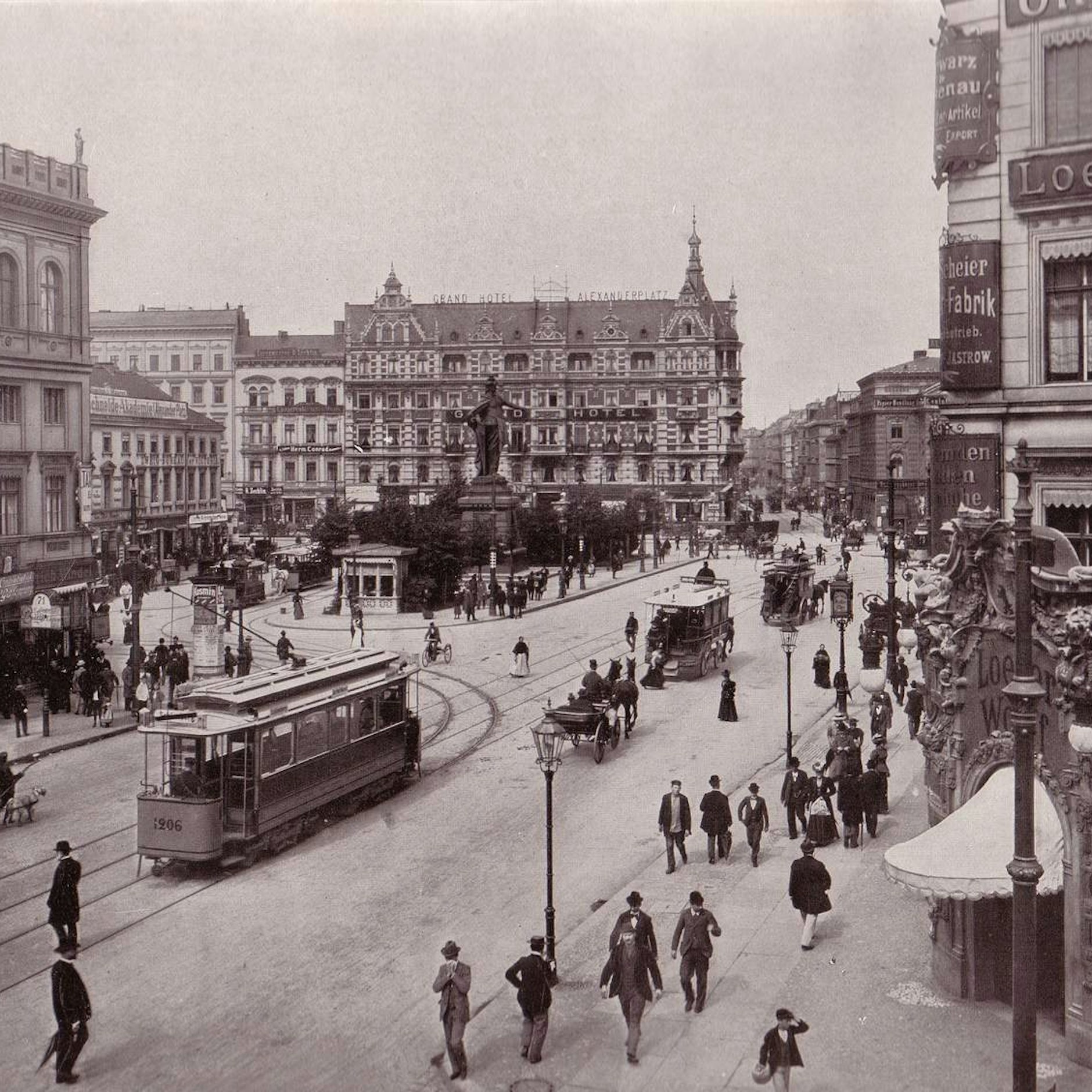 Alexanderplatz 1903 mit Straßenbahn: Unkoordiniert kamen verschiedene Systeme zum Einsatz.