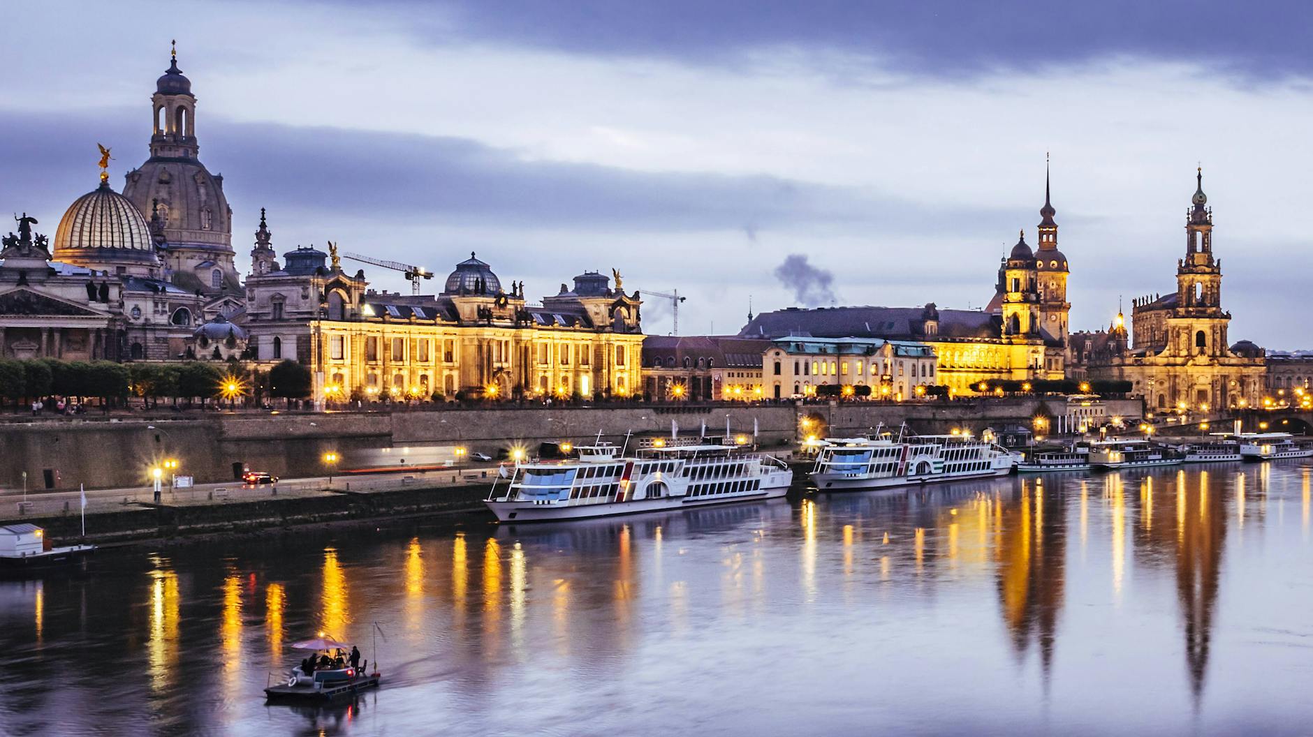 Dresden − berühmt für seine Silhouette und die Pegida-Demos. Der Roman von Ingo Schulze stößt mitten ins örtliche Denk- und Stimmungsgewirr hinein.