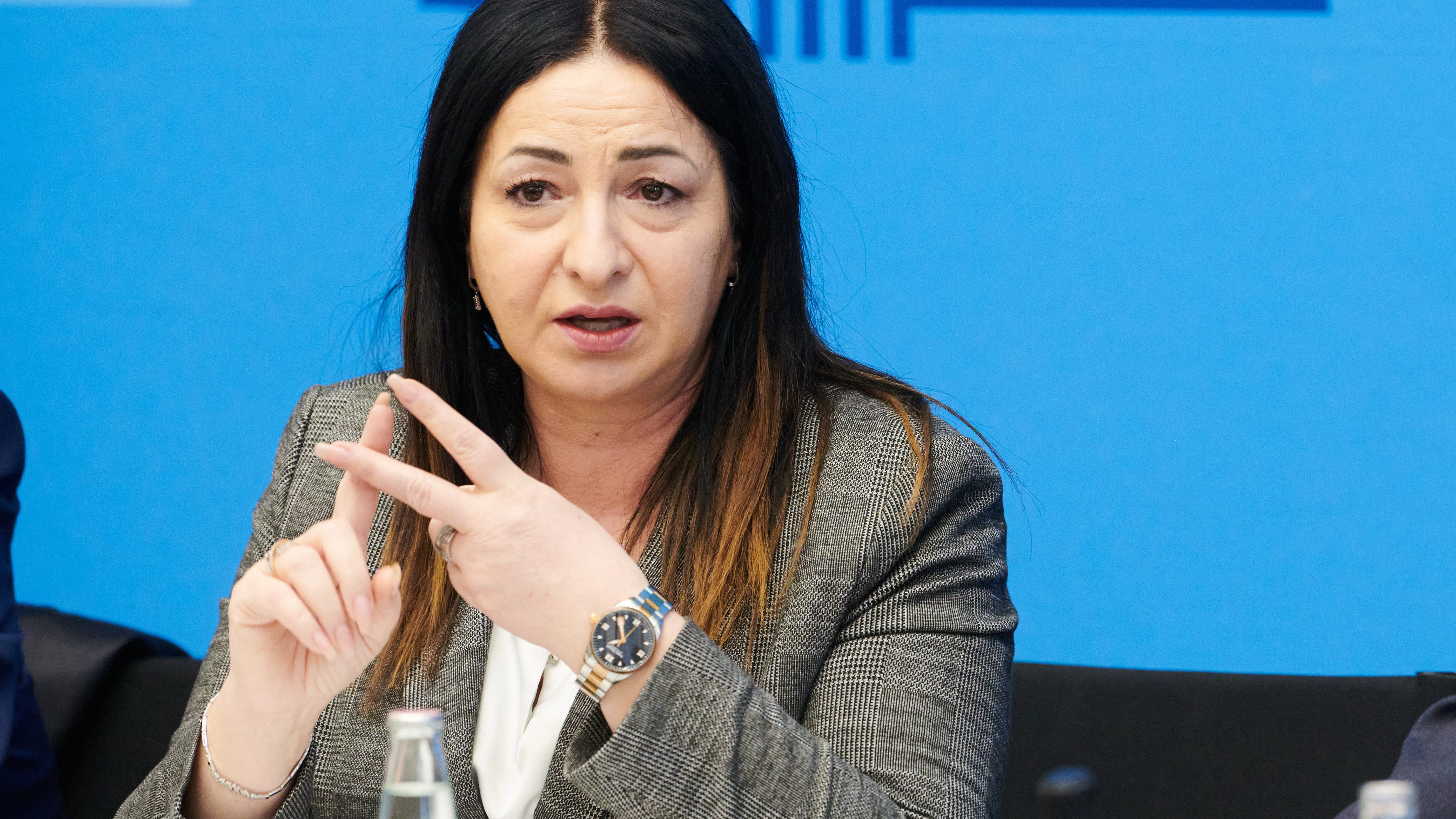 Senatorin Dilek Kalayci (SPD) braucht dringend Pflegekräfte.