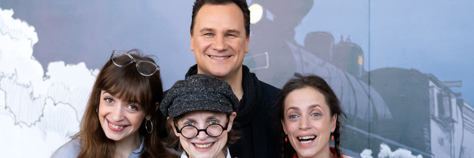 Guido Maria Kretschmer mit Nellie,  Katharina und Anna Thalbach (v.li.) in Berlin.