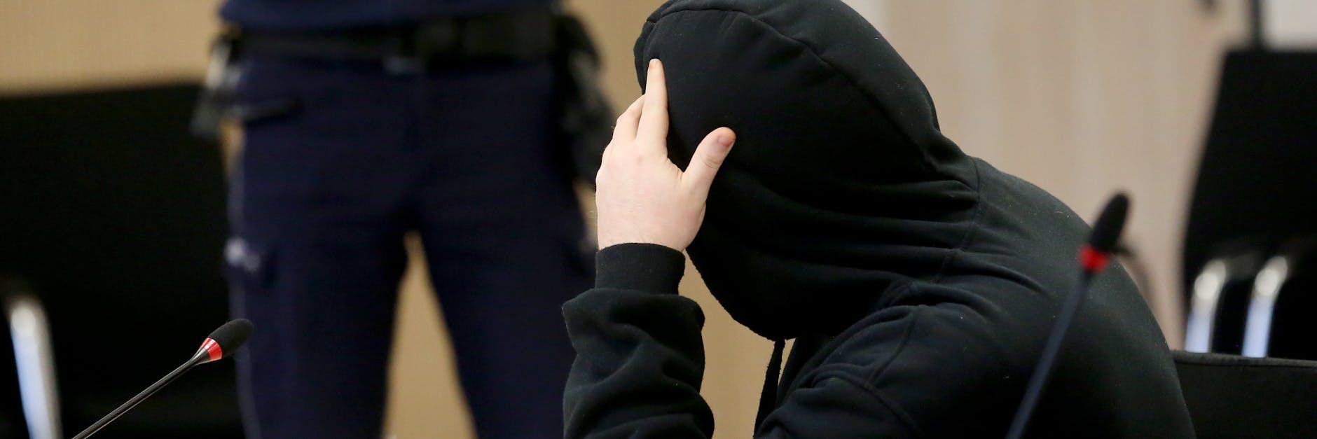 Der Angeklagte Benjamin S. zog sich im Gerichtssaal die schwarze Kapuze weit ins Gesicht. Er steht unter Mordverdacht.