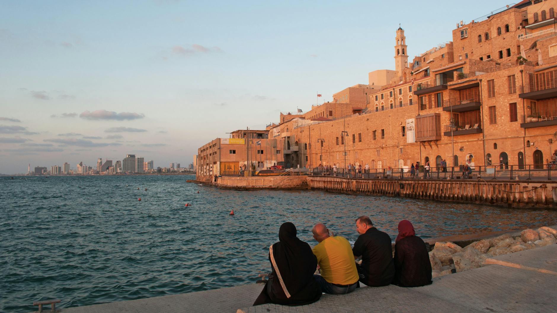 Noch ein letztes Mal den Muezzin hören. Blick auf die Altstadt von Jaffa, im Hintergrund die Skyline von Tel Aviv. 