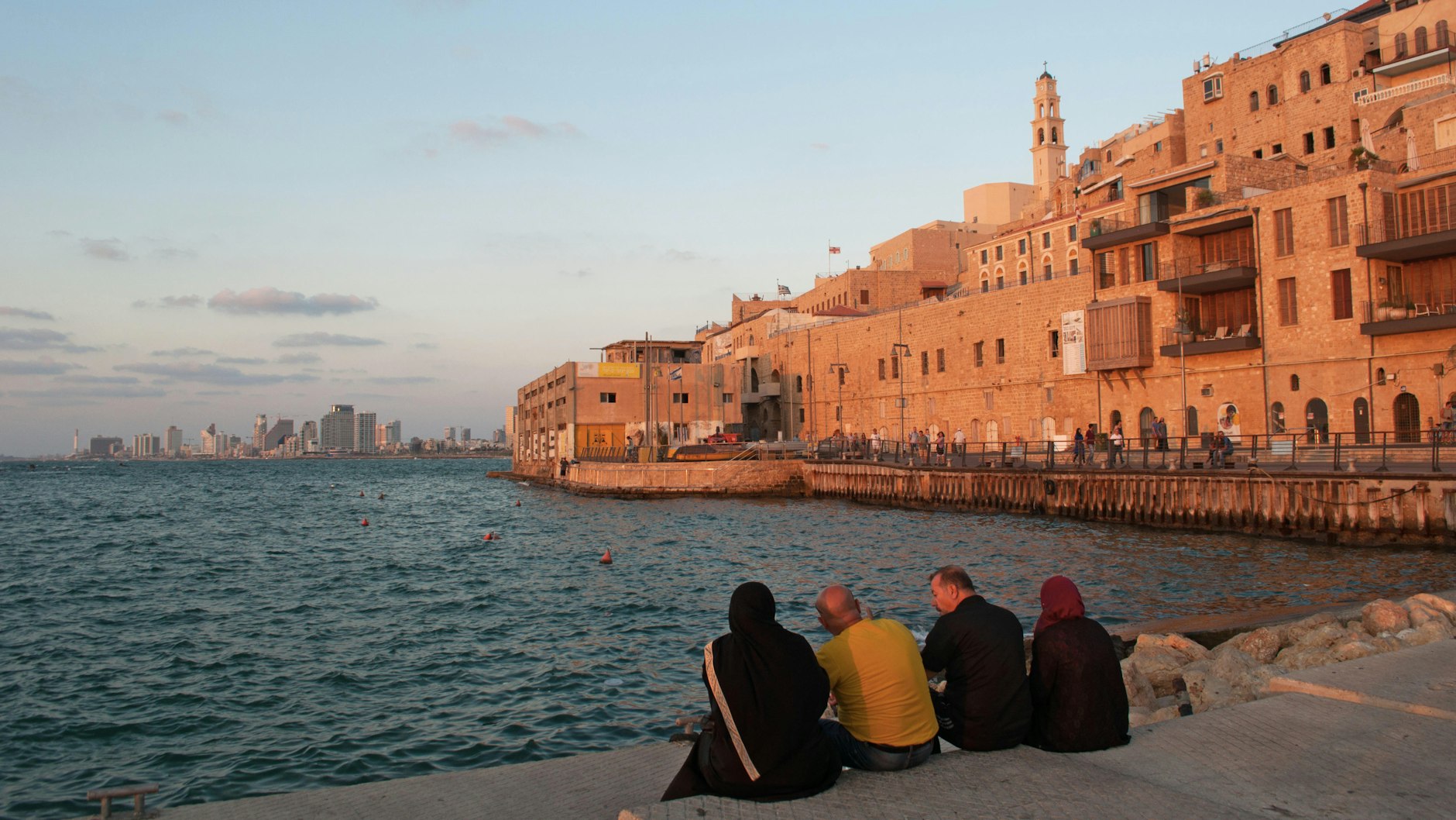 Noch ein letztes Mal den Muezzin hören. Blick auf die Altstadt von Jaffa, im Hintergrund die Skyline von Tel Aviv.&nbsp;