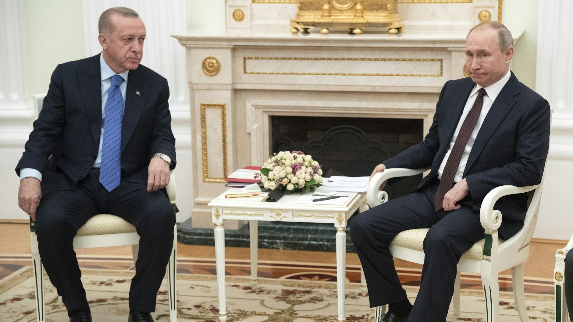 Über sechs Stunden lang verhandelten Putin und Erdogan (l.) in Moskau, um einen Krieg zu verhindern.