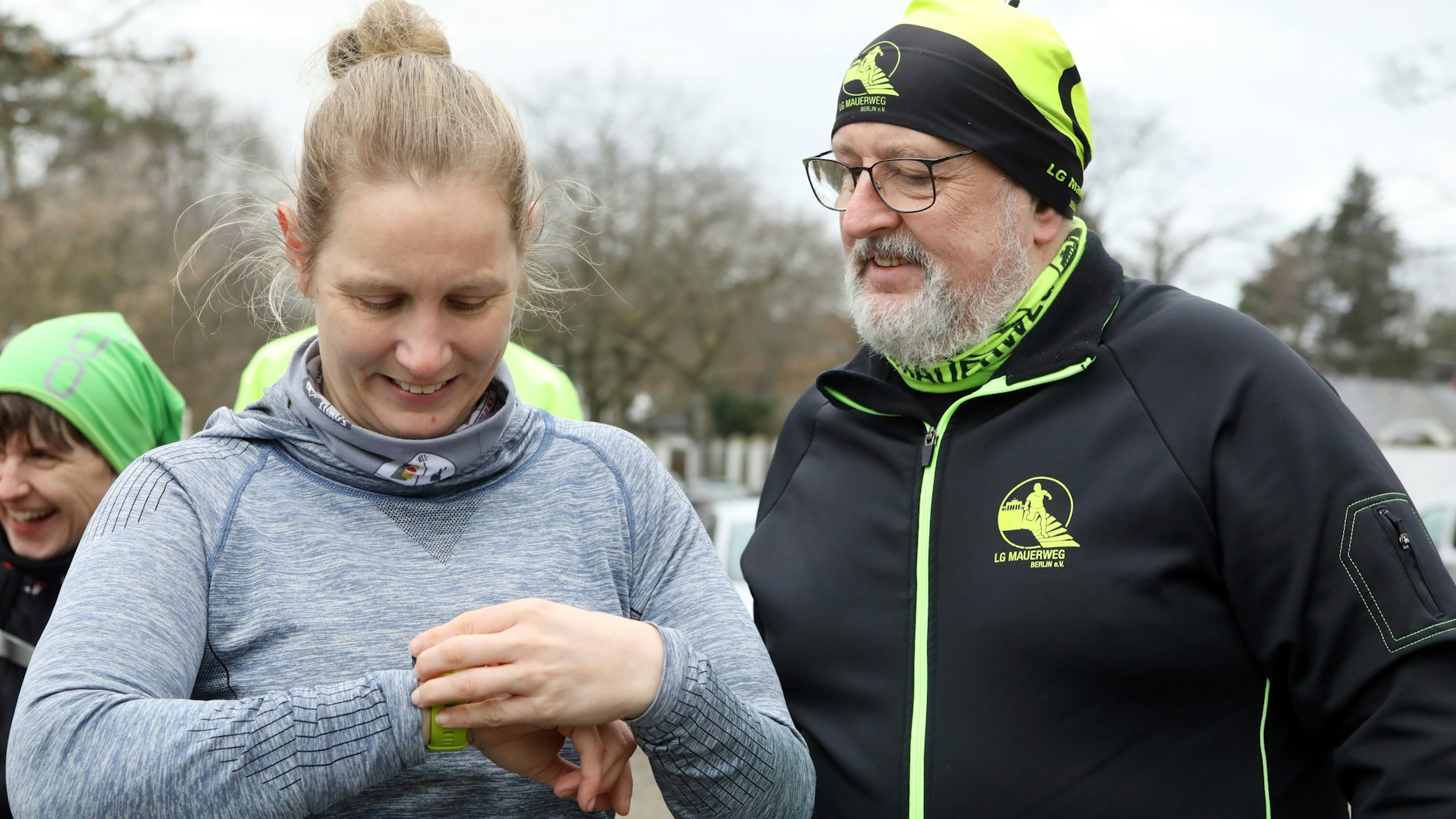 John Kupferschmidt, 60, und  Nina Blisse, 40, bei den Startvorbereitungen Sabine Gudath
