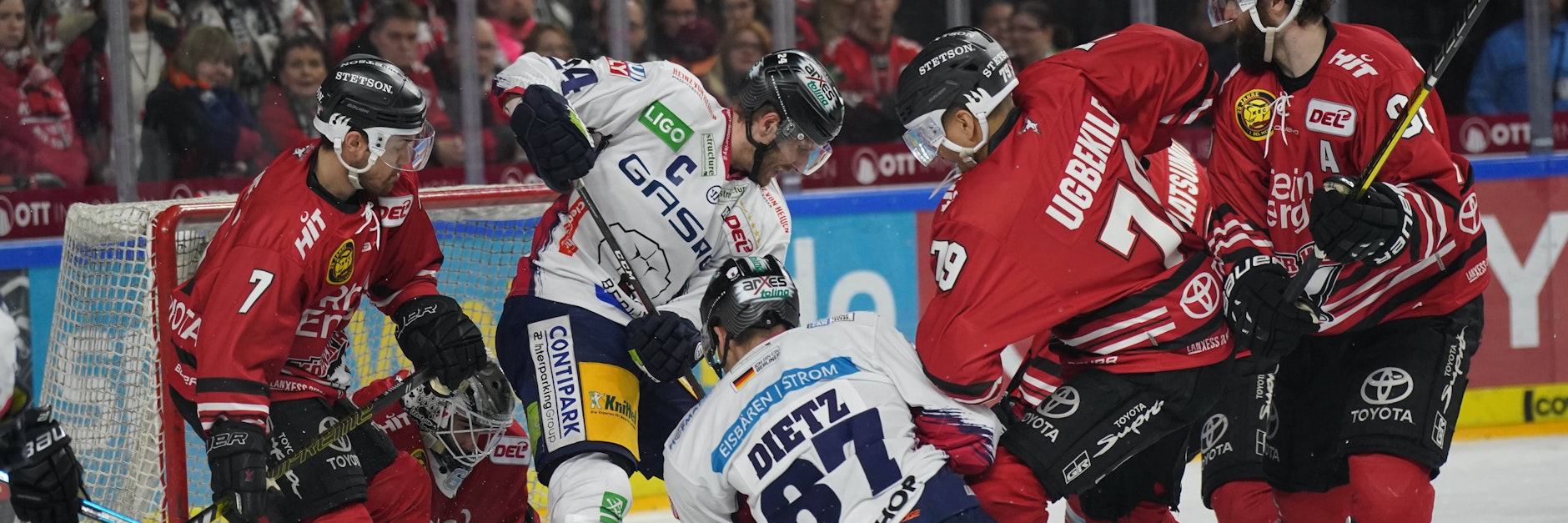 Eisbären-Kapitän André Rankel und Fabian Dietz geben vor dem Tor der Haie alles.