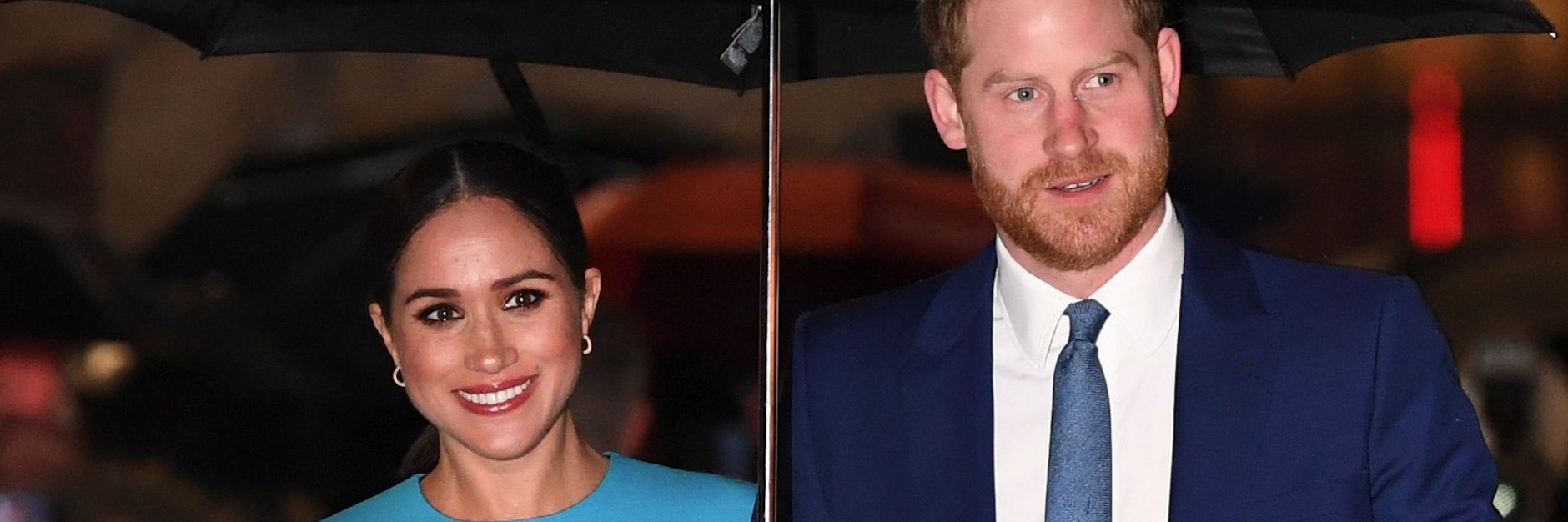 Filmreifer Auftritt im Regen: Meghan und Harry auf dem Weg zu einem ihrer letzten Termine als Royals.