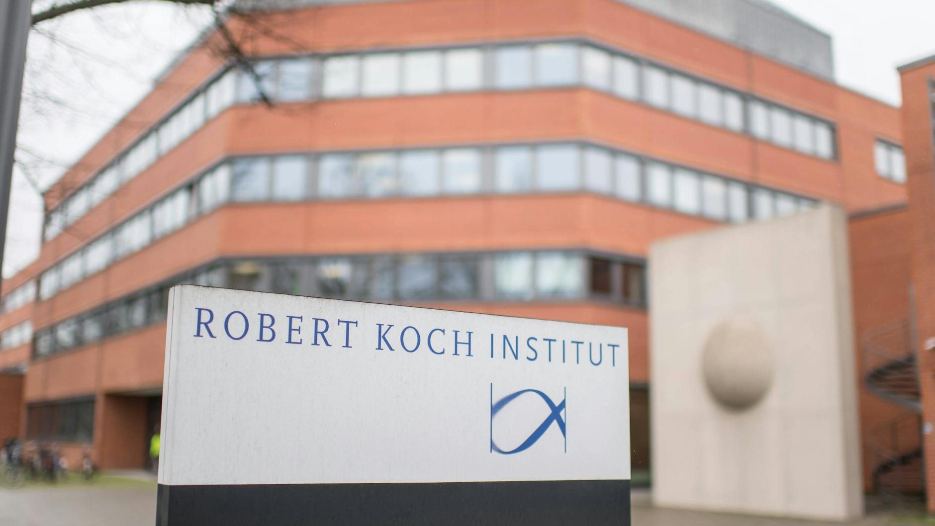 Sollte nach Expertenrat die strengen Quarantäneregeln der Realität anpassen: das RKI.