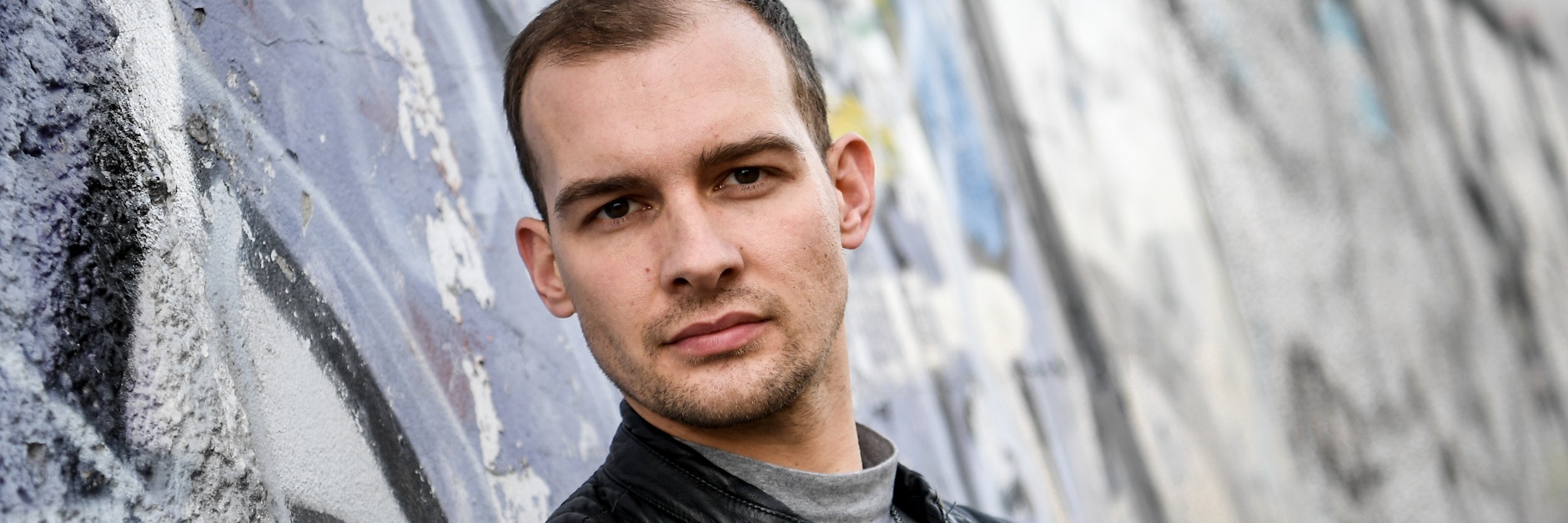 Autor Eric Stehfest am Rande der Dreharbeiten zu der Buchverfilmung "9 Tage wach".&nbsp;