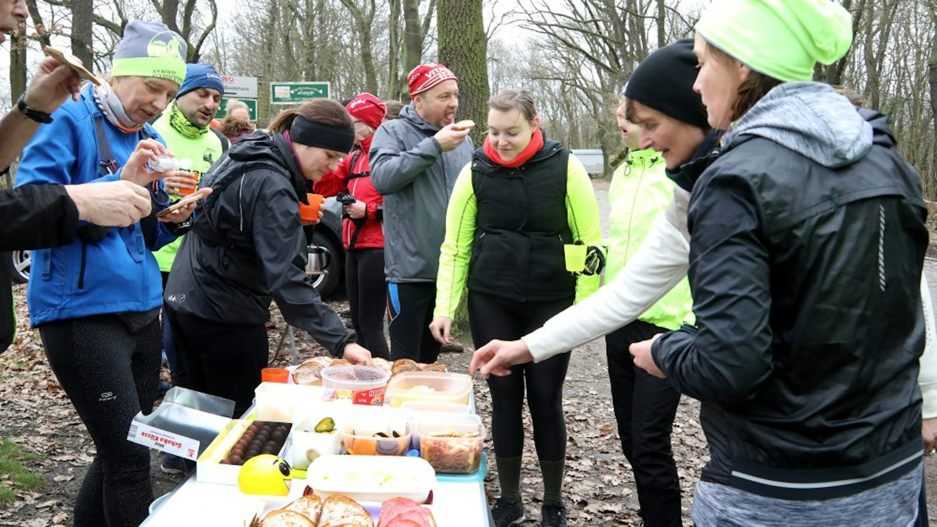Höhepunkt des Laufes: die Verpflegungsstation mit Stullen und Kuchen, liebevoll angerichtet von Christiane Kupferschmidt.&nbsp;