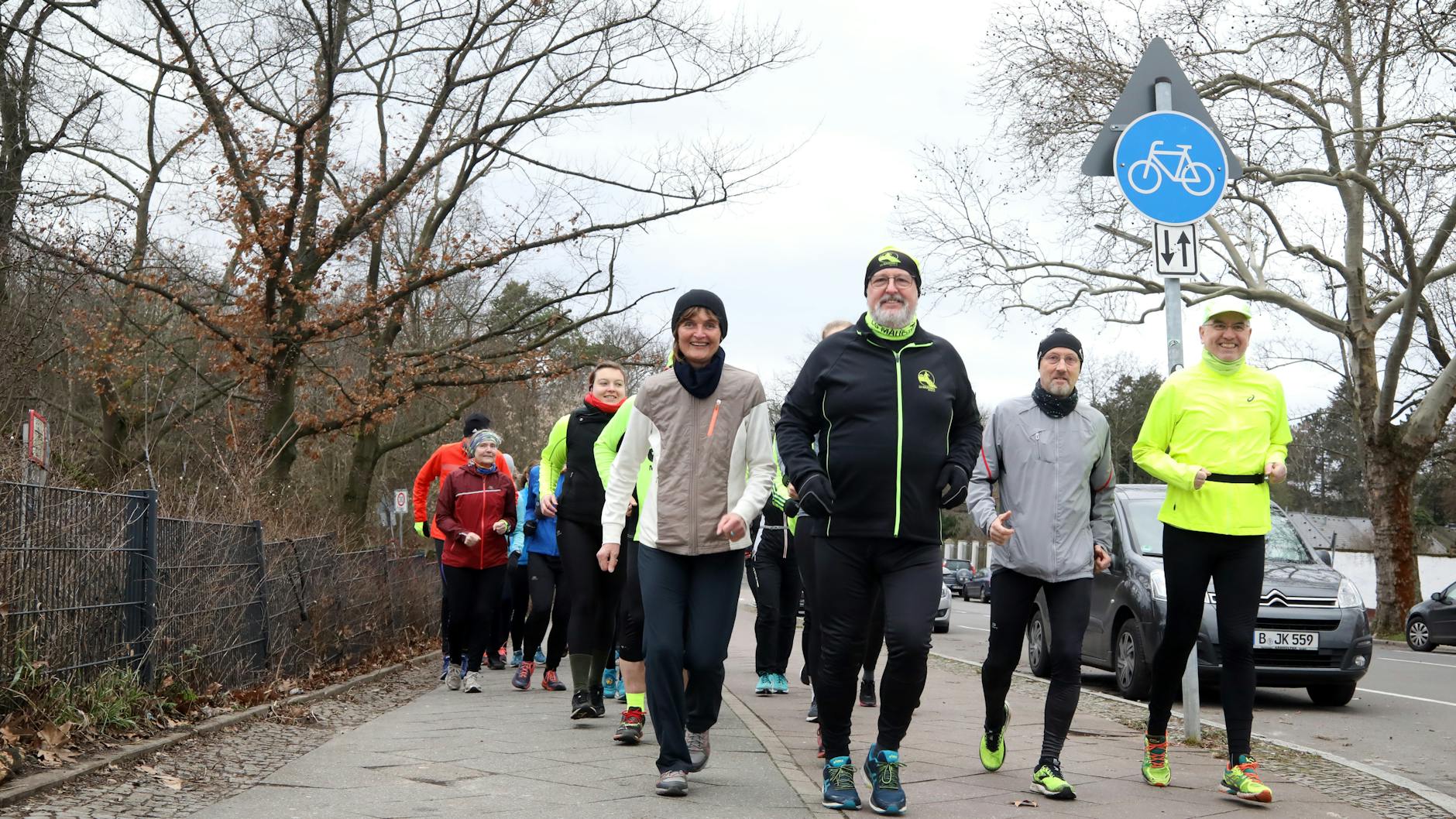 Unsere Autorin Martina Doering (schwarze Hose, weiß-beiges Shirt) trabt an der Seite von Initiator John Kupferschmidt (Mitte, schwarze Hose, schwarze Jacke).