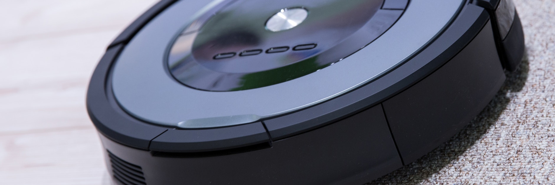 Ein Expertentipp: Vor dem Kauf testen, ob der Saugroboter Schwellen, wie vom Parkett auf einen Läufer, schafft.&nbsp;