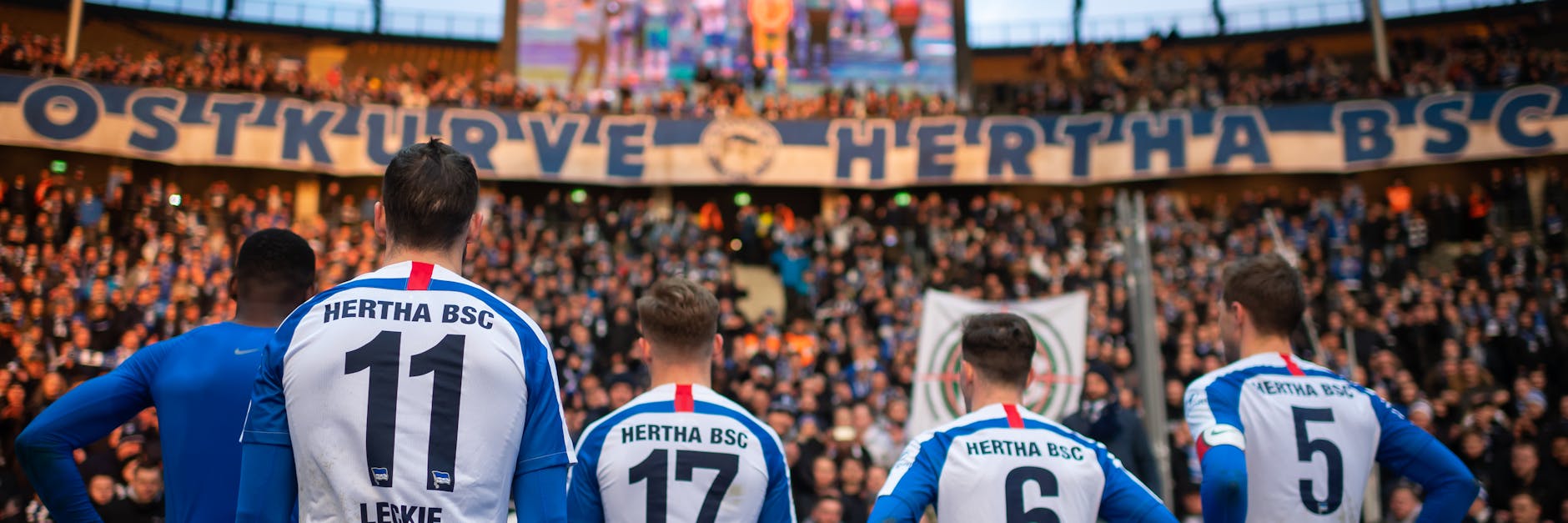 Herthas Profis sind diesmal nach dem Spiel in der Ostkurbe bei den treuen Fans. 