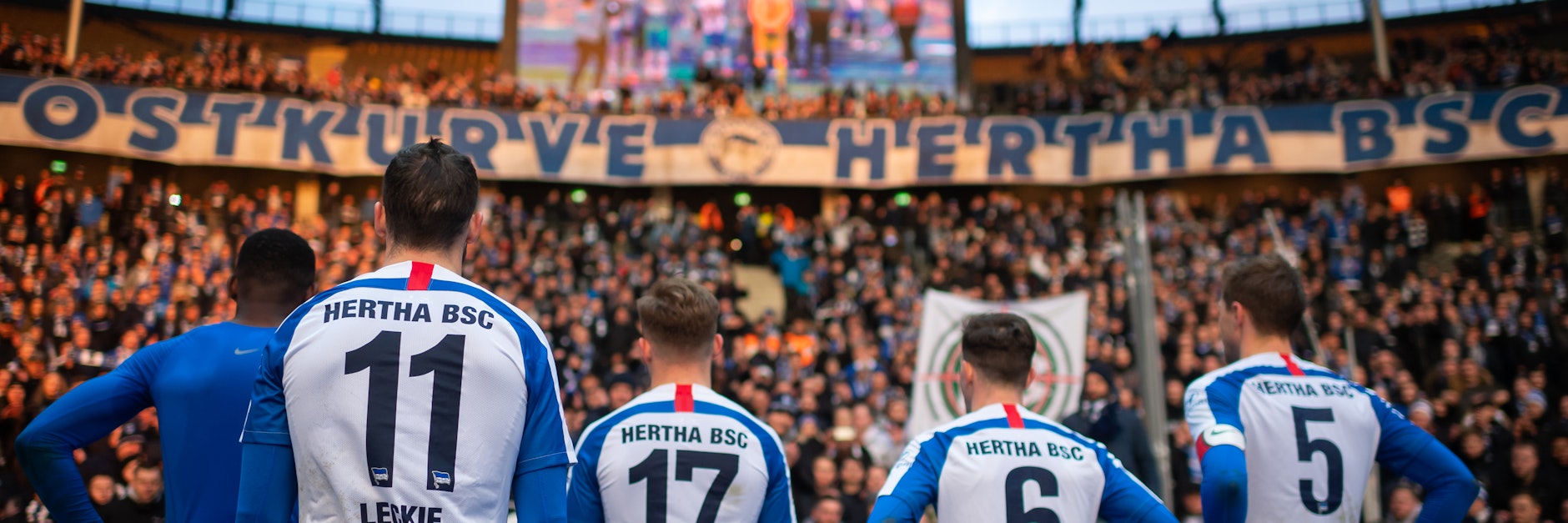 Herthas Profis sind diesmal nach dem Spiel in der Ostkurbe bei den treuen Fans.&nbsp;&nbsp;